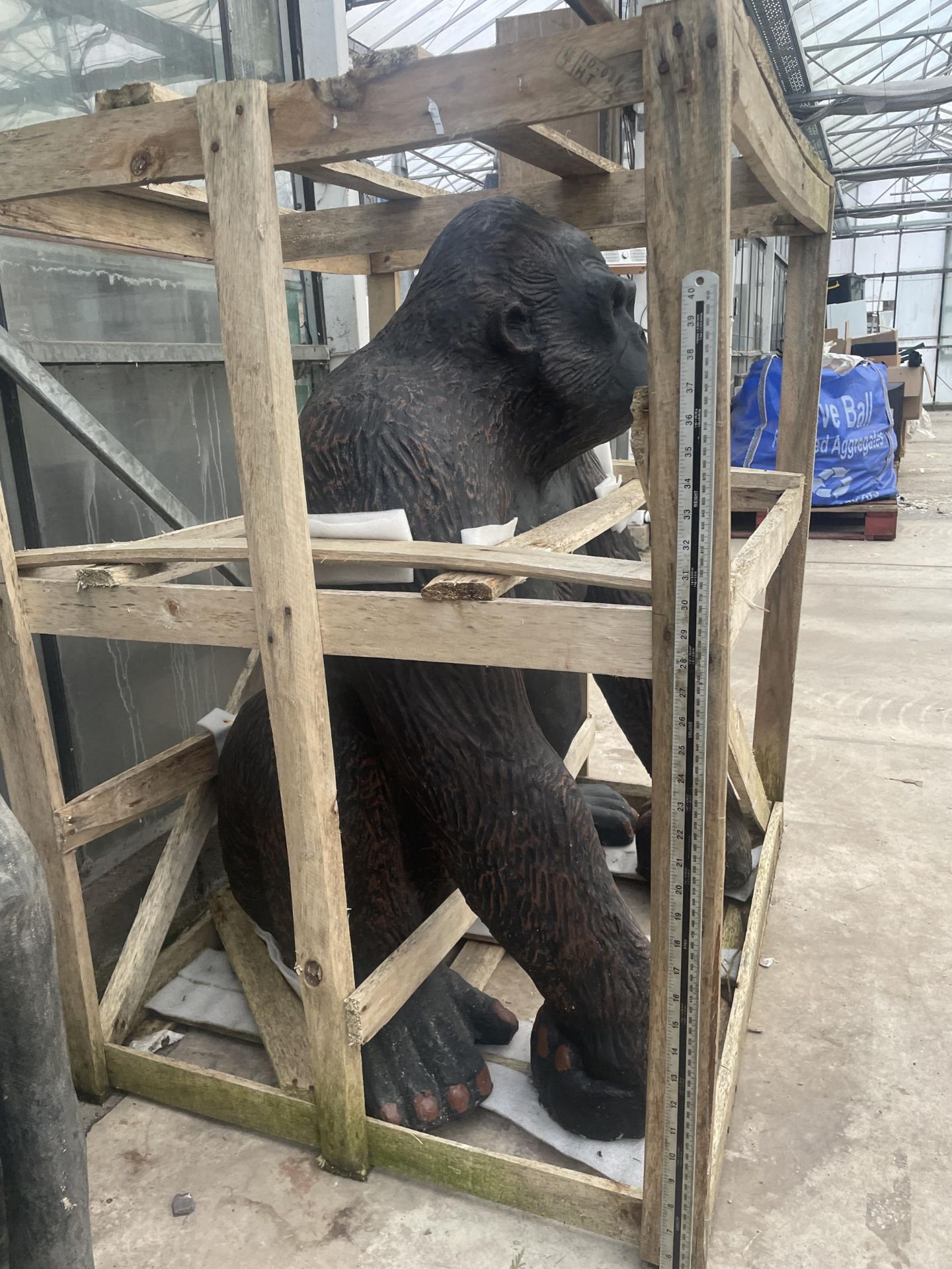 A LARGE FIBRE GLASS GORILLA GARDEN FEATURE (H:116CM W:96CM D:85CM) - Image 3 of 6