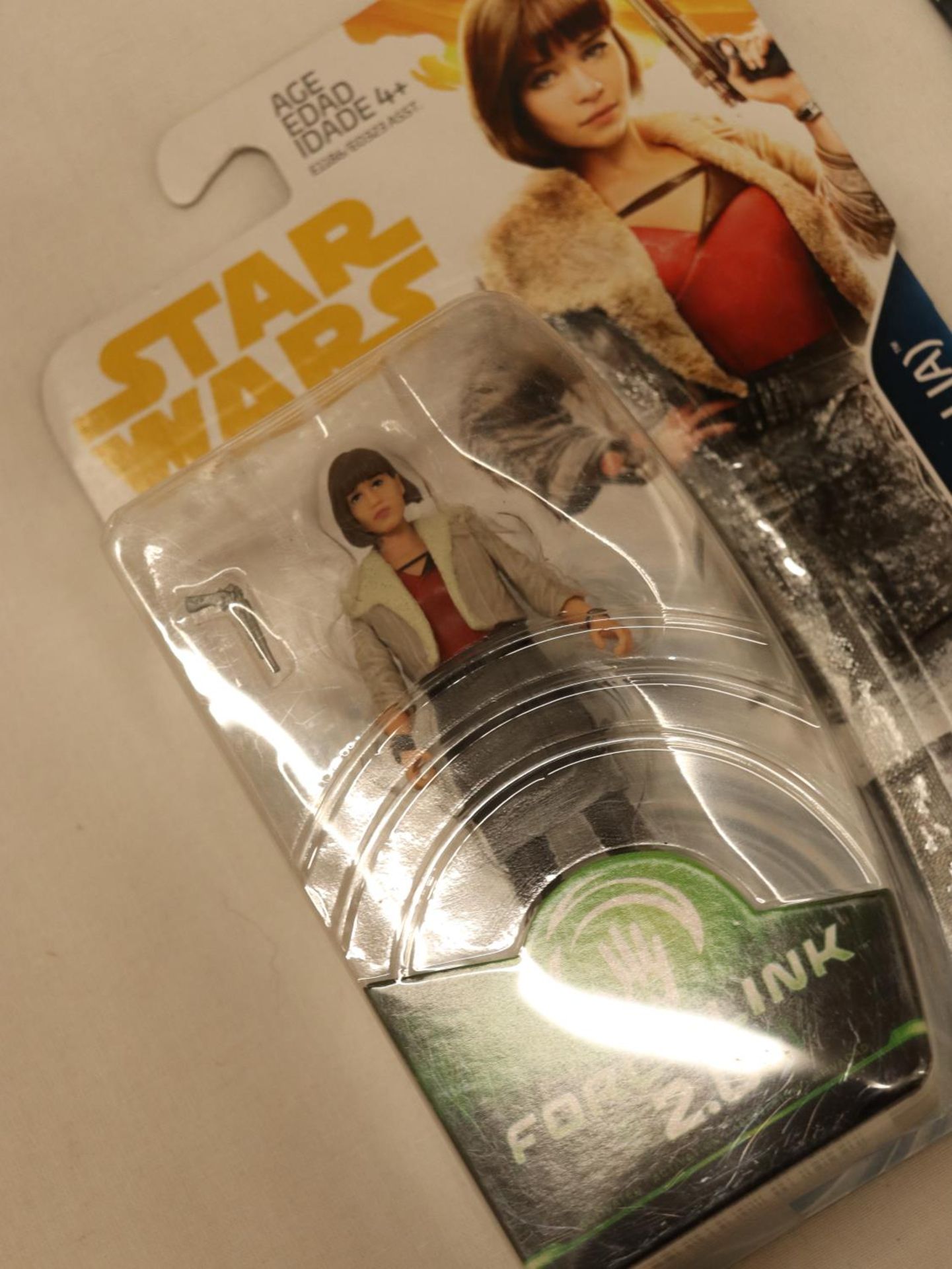 TWO MINT ON CARD STAR WARS 3.75 INCH STAR WARS FIGURES, 'PRINCESS LEIA ORGANA' AND QI'RA (CORELLIA) - Image 3 of 4