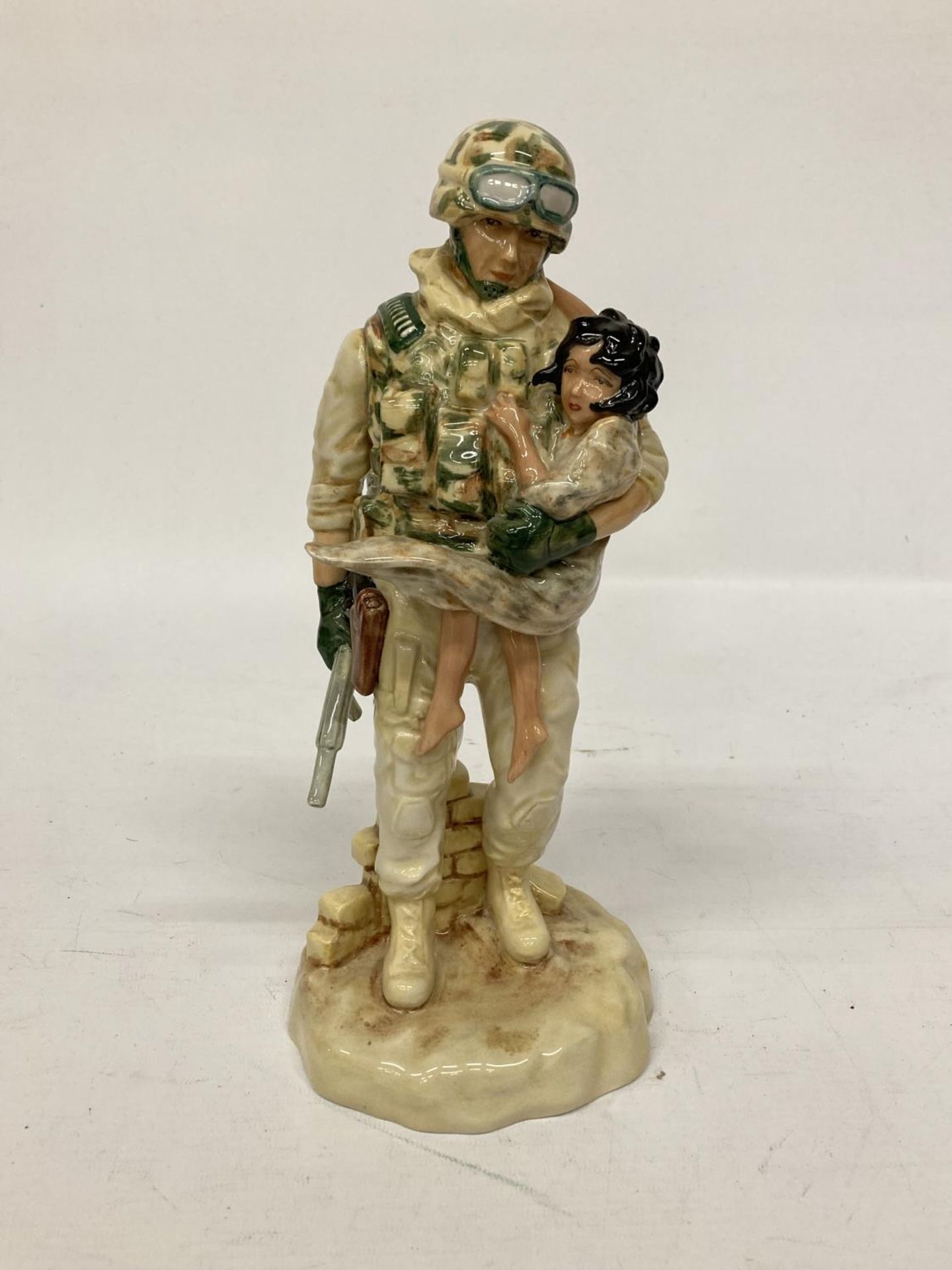 A CERAMIC SCULPTURE BY PEGGY DAVIES "IN THE ARMS OF A HERO" MODELLED BY ANDY MOSS - LIMITED - Bild 2 aus 5