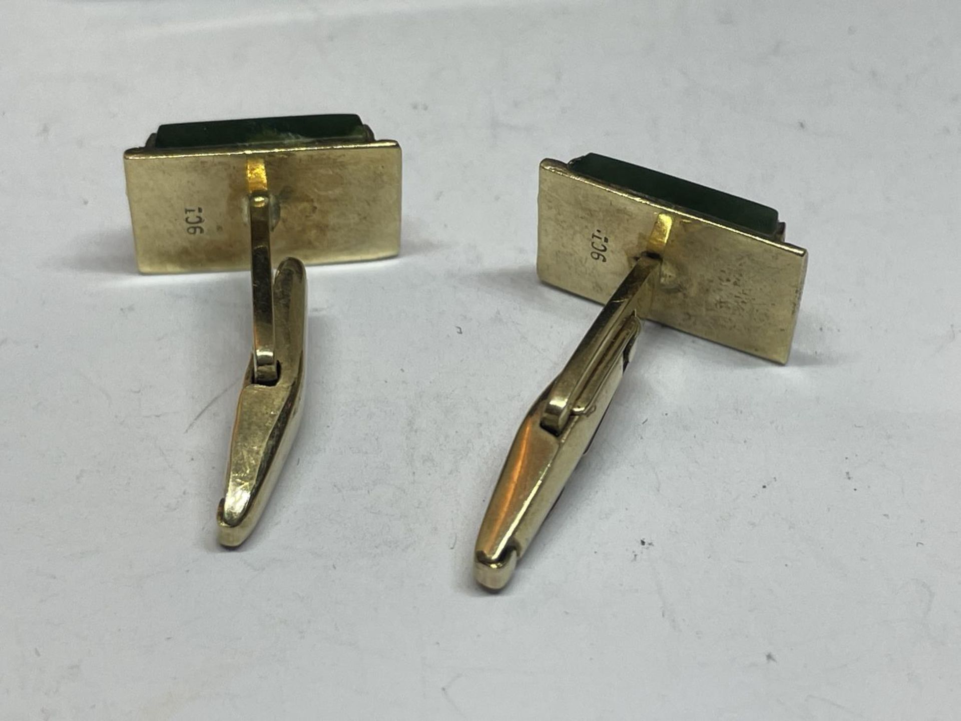 A PAIR OF 9 CARAT GOLD CUFFLINKS WITH GREEN STONES IN A PRESENTATION BOX GROSS WEIGHT 9.77 GRAMS - Image 3 of 4