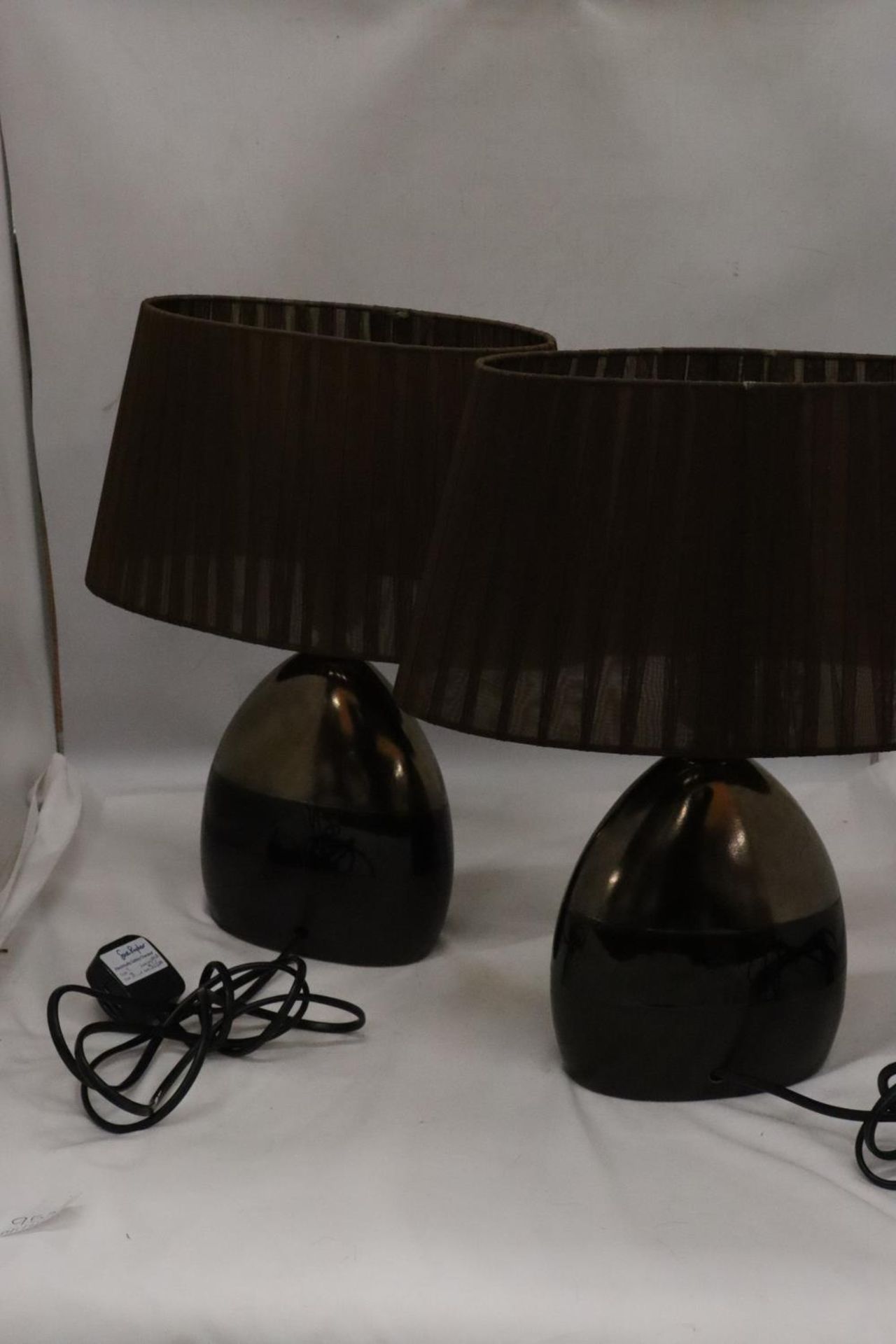 A PAIR OF MODERN TABLE LAMPS WITH SHADES - Bild 4 aus 4