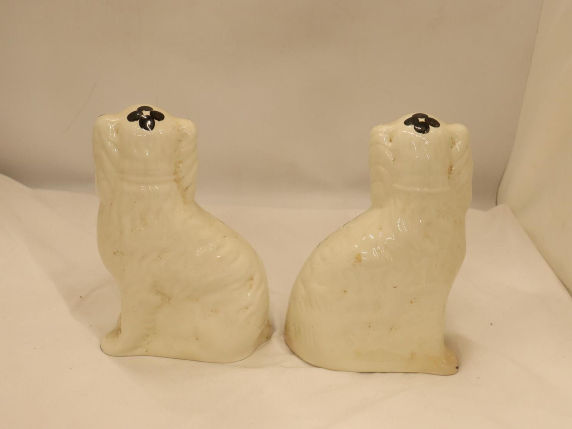 A PAIR OF ARTHUR WOOD STAFFORDSHIRE SPANIELS, HEIGHT 20CM - Image 4 of 4