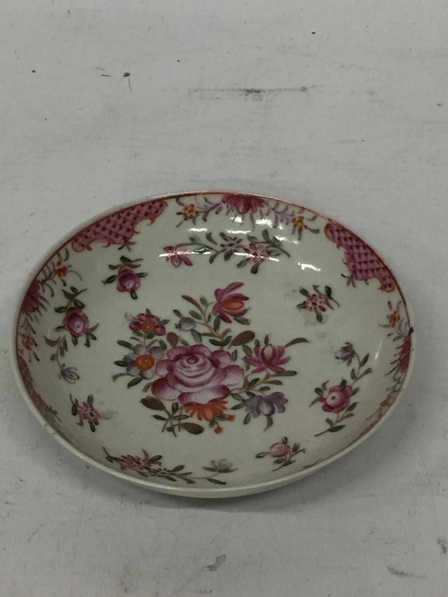 A LATE 18TH/EARLY 19TH CENTURY CHINESE EXPORT FAMILLE ROSE TEA BOWL AND SAUCER - TWO FAINT - Image 3 of 4