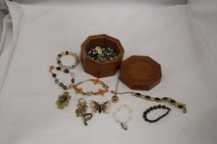 A QUANTITY OF VINTAGE AND MODERN COSTUME JEWELLERY TO INCLUDE BRACELETS, CHAINS, BROOCHES, RINGS,