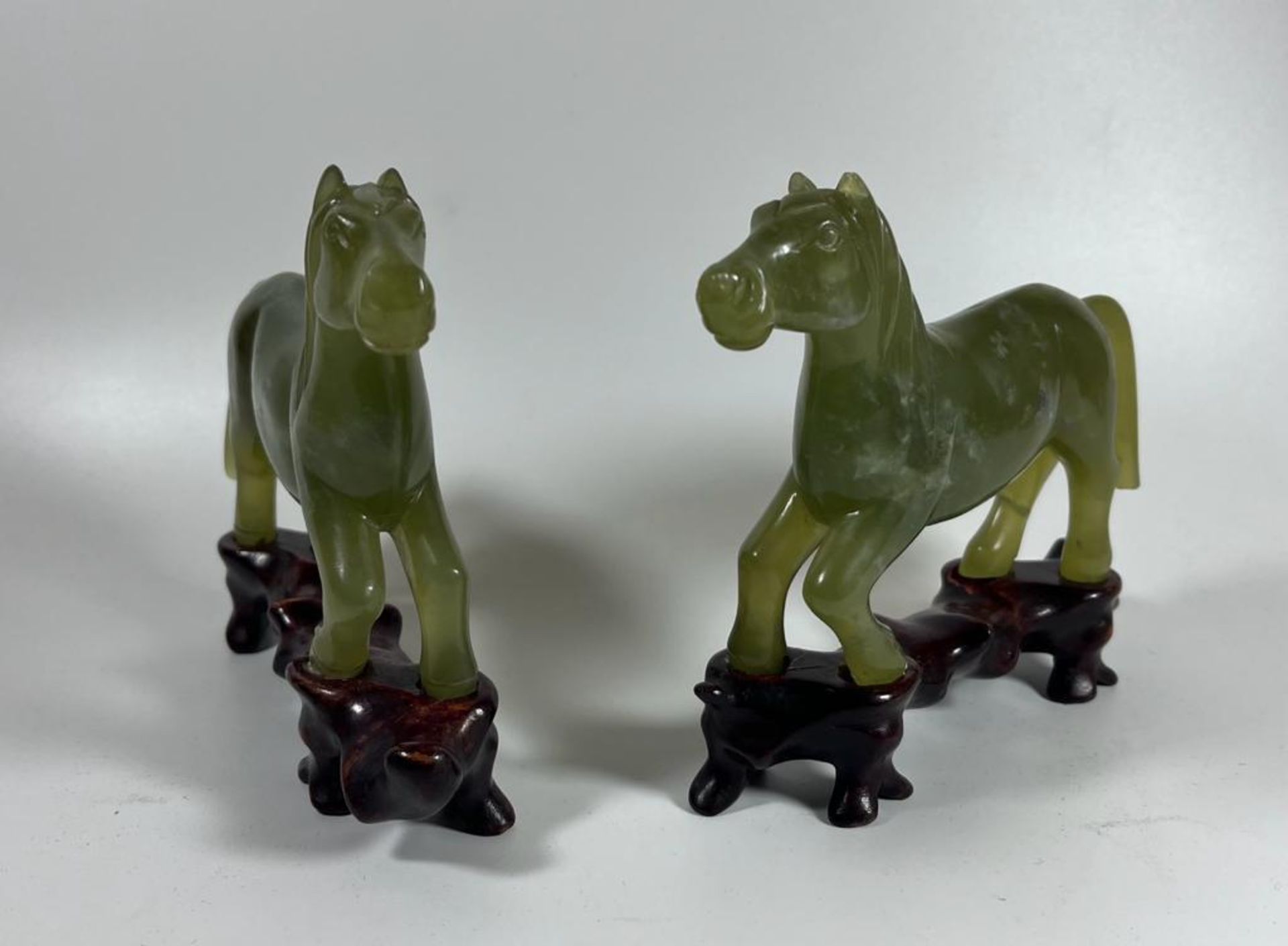 A PAIR OF JADE STYLE HARDSTONE HORSES ON CARVED WOODEN BASES, HEIGHT 12 CM - Image 2 of 6