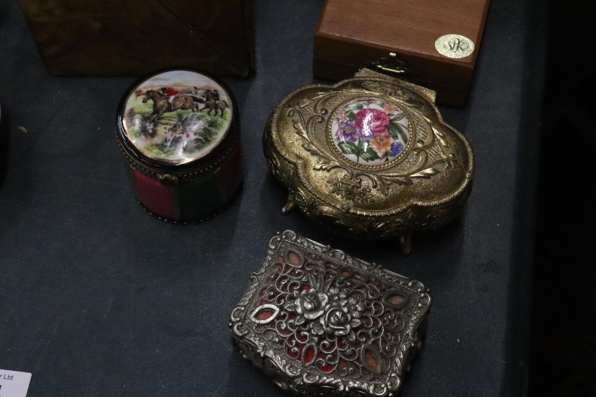 A QUANTITY OF VINTAGE WOODEN AND CERAMIC BOXES AND TRINKET BOXES - Image 2 of 5