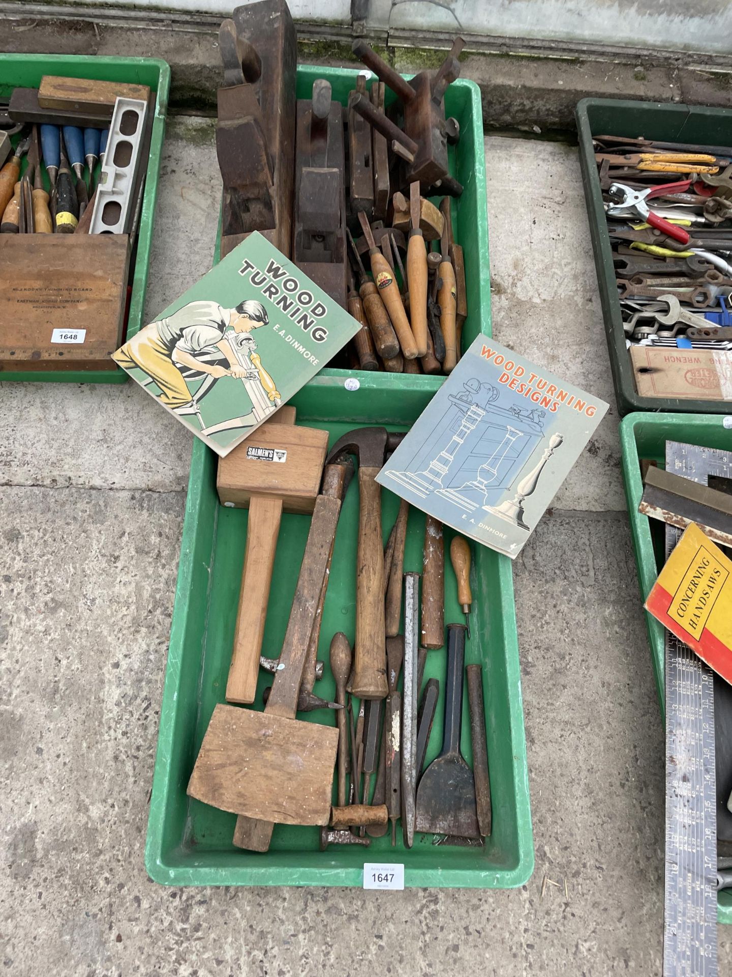 A LARGE ASSORTMENT OF VINTAGE HAND TOOLS TO INCLUDE WOOD PLANES AND HAMMERS ETC