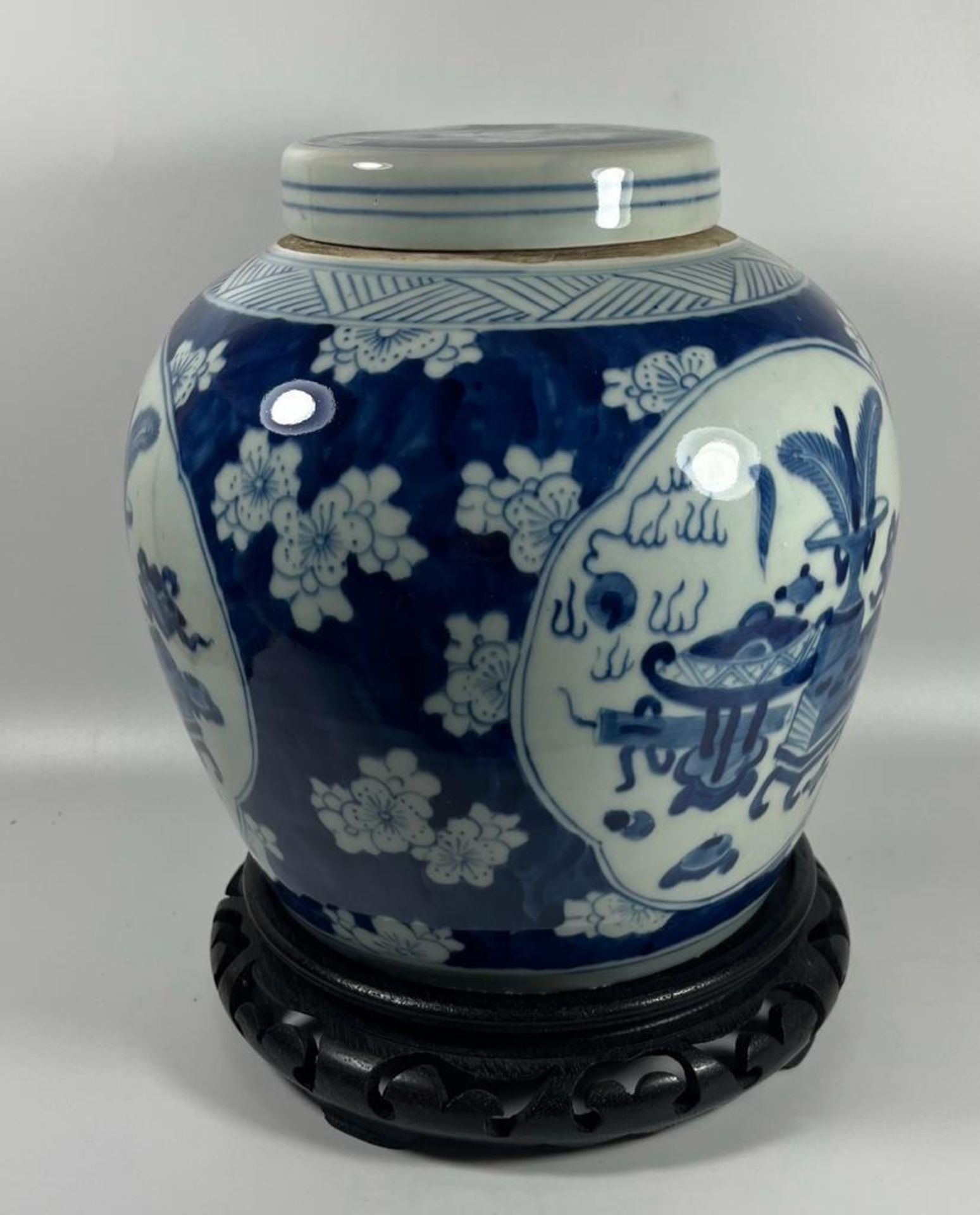 A LARGE CHINESE BLUE AND WHITE PRUNUS BLOSSOM 'OBJECTS' PATTERN PORCELAIN GINGER JAR ON CARVED - Image 3 of 7