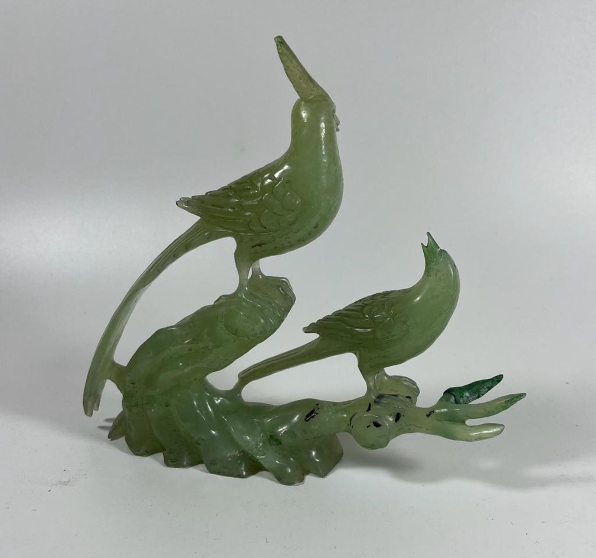 A JADE STYLE HARDSTONE BIRD FIGURE GROUP, HEIGHT 16 CM - Image 3 of 4