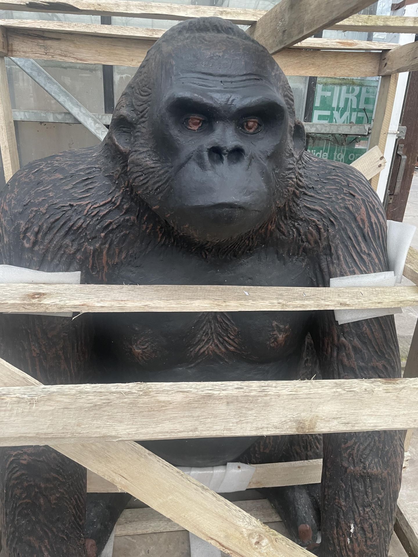 A LARGE FIBRE GLASS GORILLA GARDEN FEATURE (H:116CM W:96CM D:85CM) - Image 4 of 6