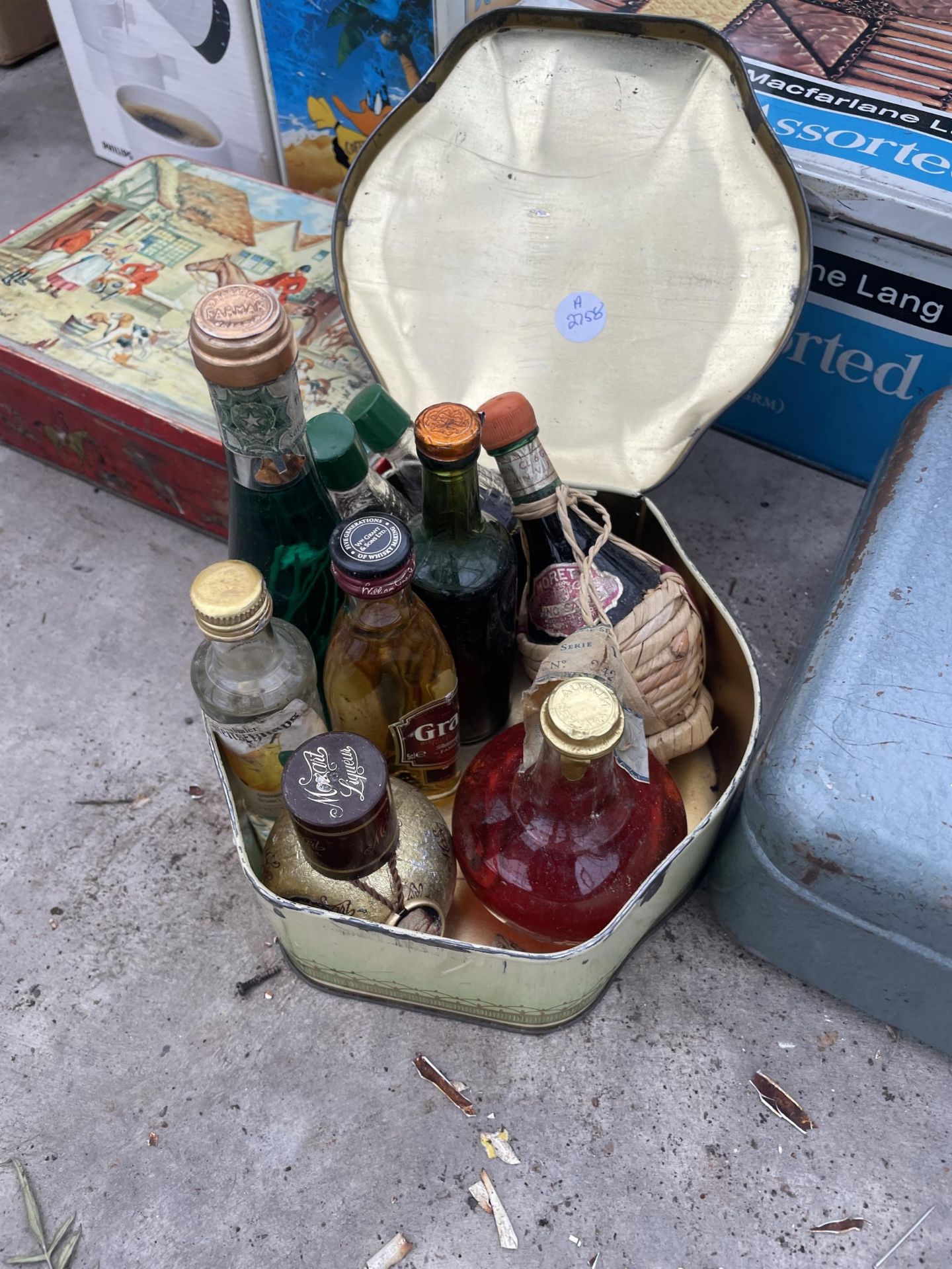 A COLLECTION OF VINTAGE TINS TO INCLUDE CASH TINS, ETC - Bild 2 aus 3