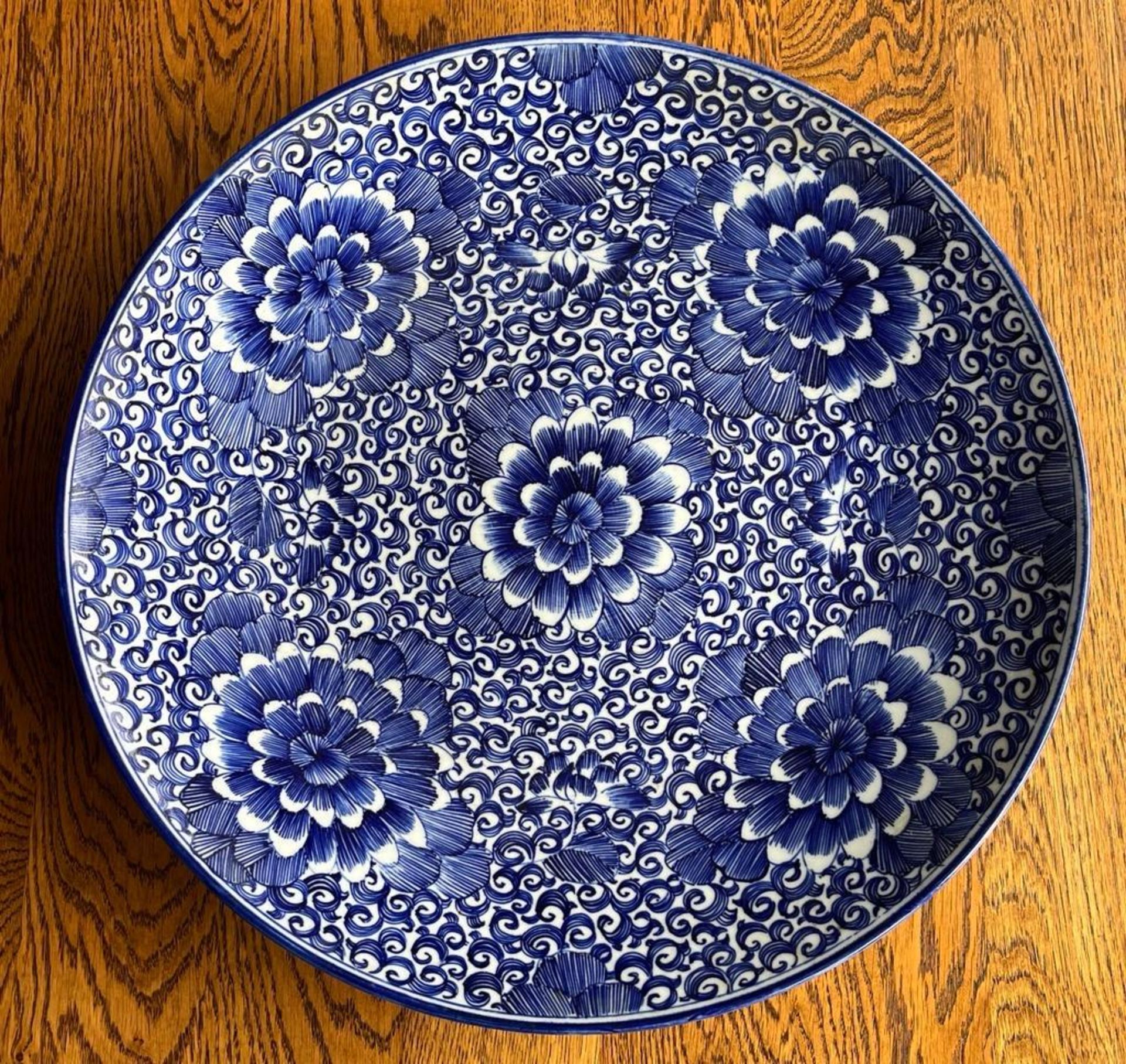 A JAPANESE BLUE AND WHITE POTTERY CHRYSANTHEMUM DESIGN FLORAL CHARGER PLATE, DIAMETER 46CM - Image 2 of 6