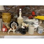 A MIXED LOT OF CERAMIC ITEMS TOO INCLUDE A SYLVAC SPANIEL, FIGURINE, TABLE LAMP, PLANTERS, ETC