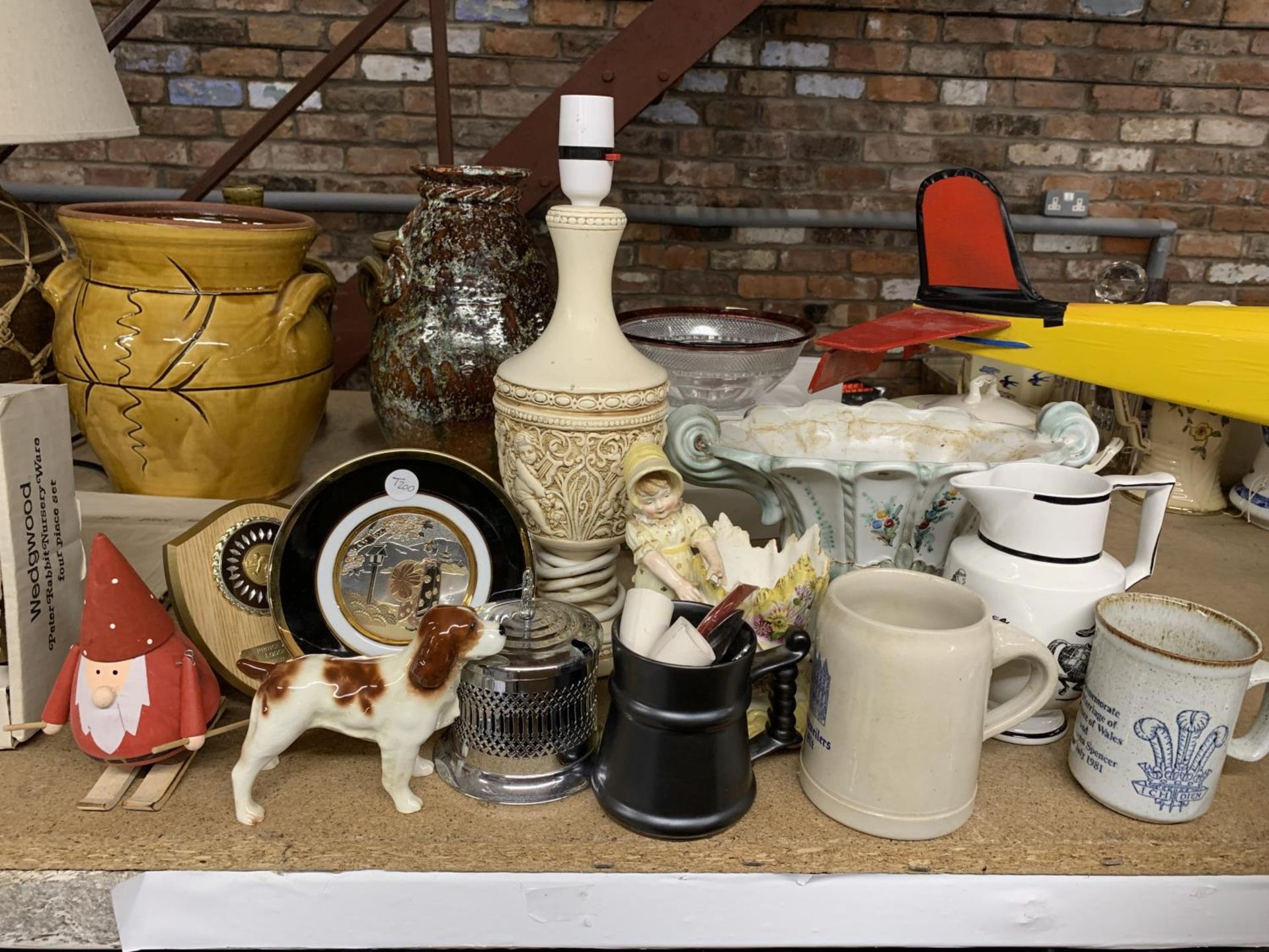 A MIXED LOT OF CERAMIC ITEMS TOO INCLUDE A SYLVAC SPANIEL, FIGURINE, TABLE LAMP, PLANTERS, ETC