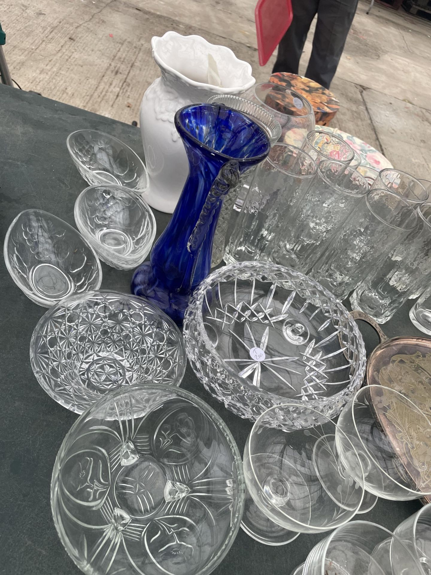 AN ASSORTMENT OF GLASSWARE TO INCLUDE A SILVER PLATED TRAY - Image 3 of 3