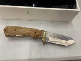 A WOODEN HANDLED HUNTING KNIFE