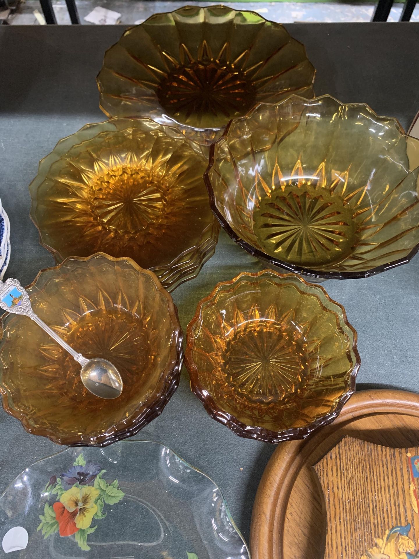 AN AMBER GLASS SERVING SET TOGETHER WITH A WOODEN SHIELD AND CHOPPING BOARD - Image 2 of 4