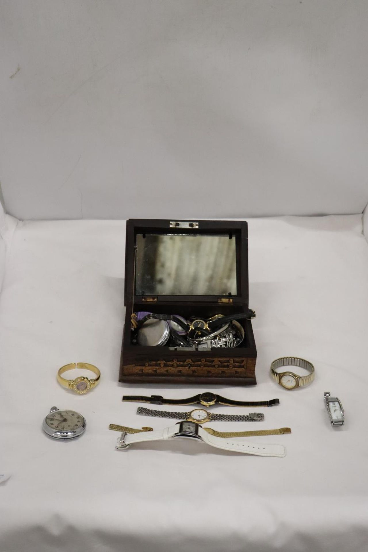 A QUANTITY OF WRISTWATCHES TO INCLUDE LIMIT - 8 IN TOTAL PLUS A CARVED WOODEN BOX WITH A QUANTITY OF - Bild 3 aus 8
