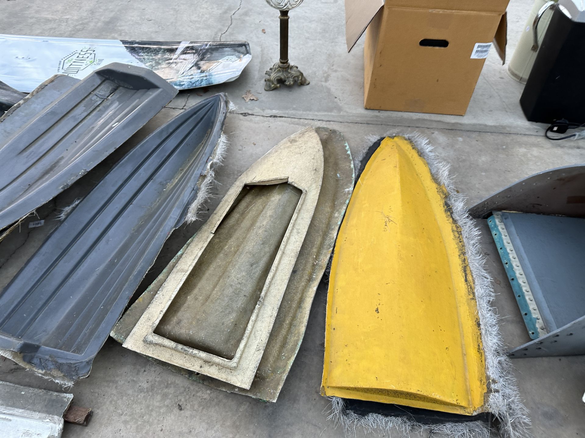 A LARGE ASSORTMENT OF VINTAGE FIBRE GLASS MODEL BOAT PARTS AND SPARES ETC - Image 3 of 4