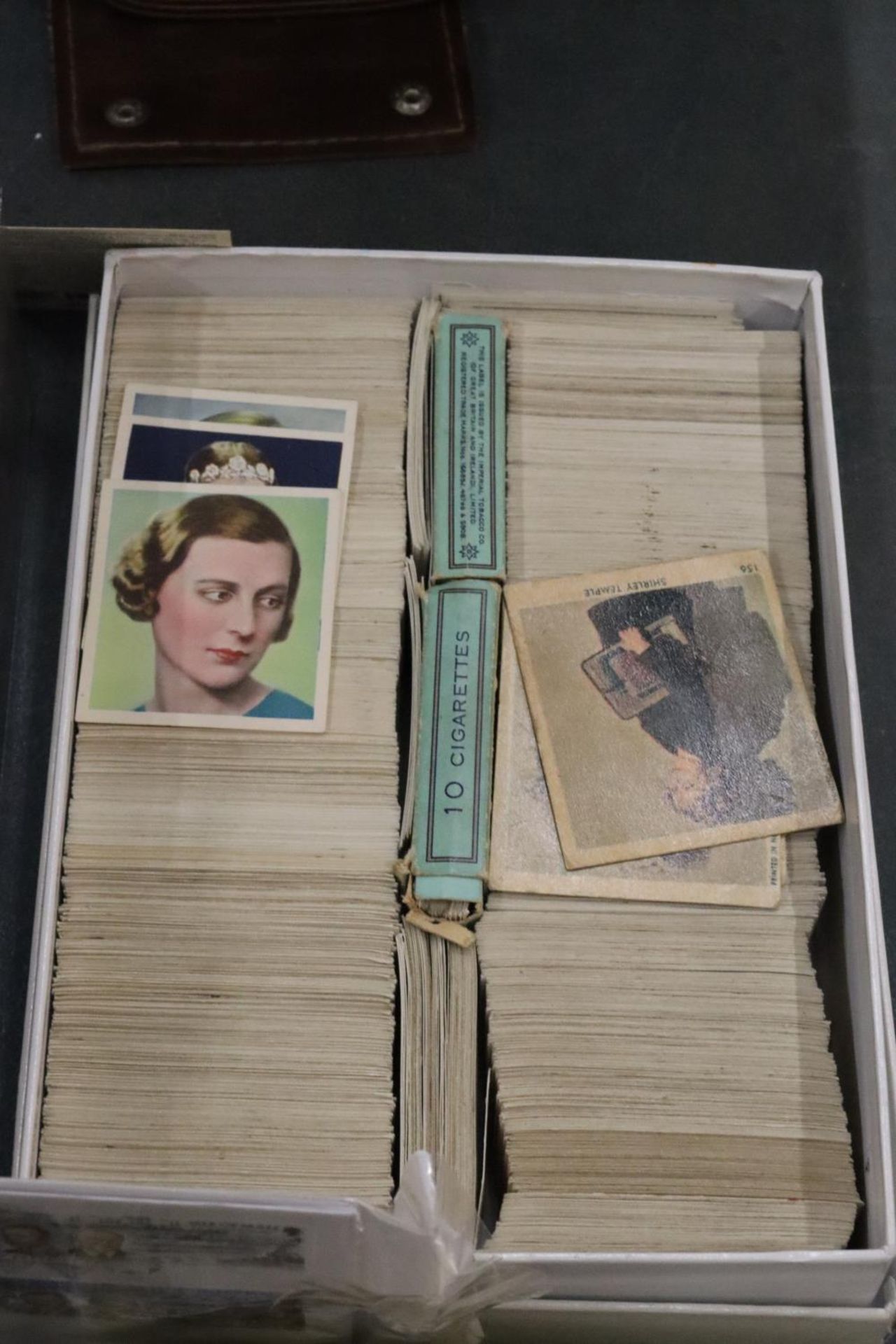 A LARGE QUANTITY OF LOOSE CIGARETTE CARDS TOGETHER WITH A VINTAGE ALBUM - Bild 9 aus 10