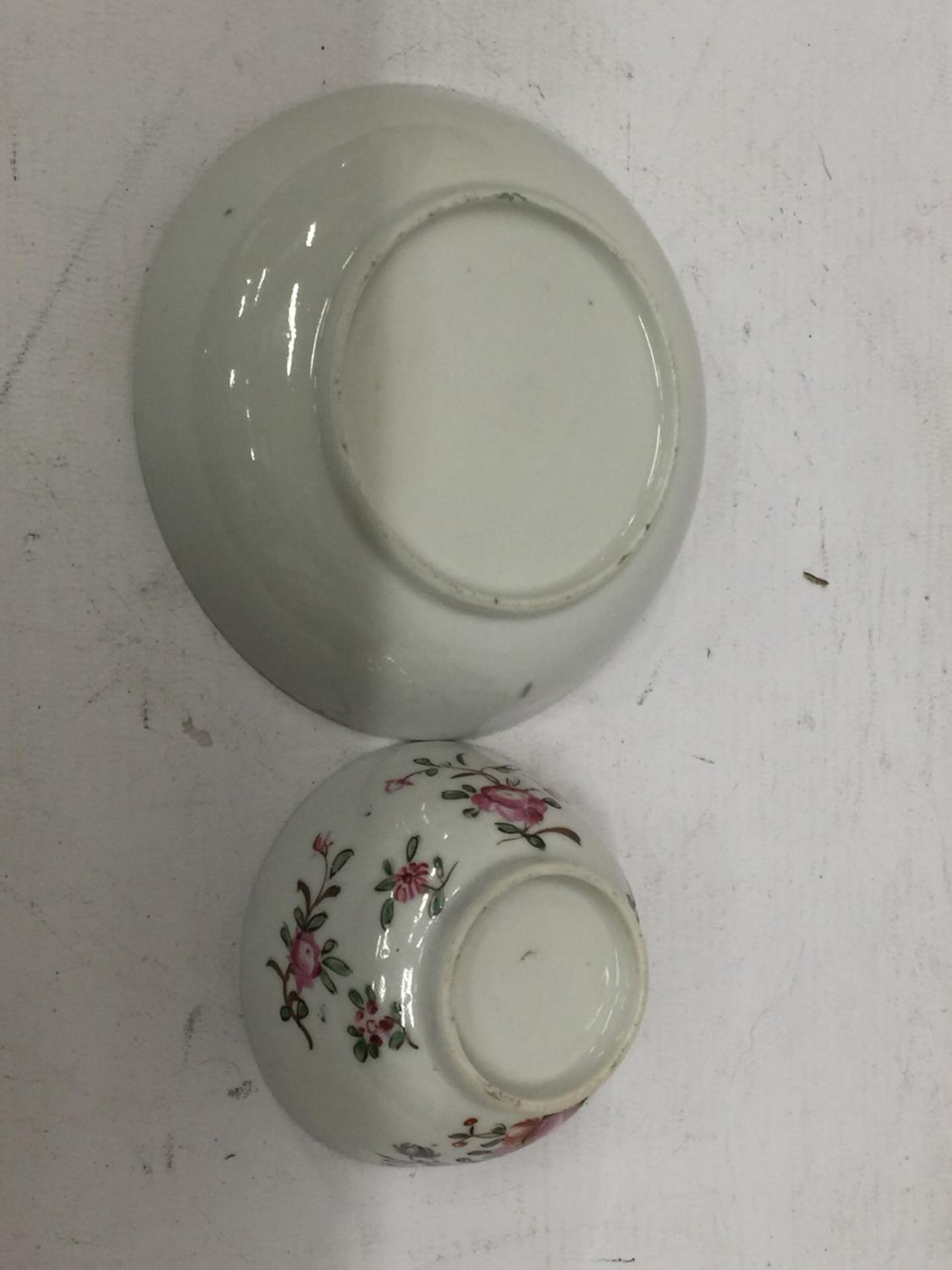A LATE 18TH/EARLY 19TH CENTURY CHINESE EXPORT FAMILLE ROSE TEA BOWL AND SAUCER - FAINT HAIRLINE - Image 4 of 4