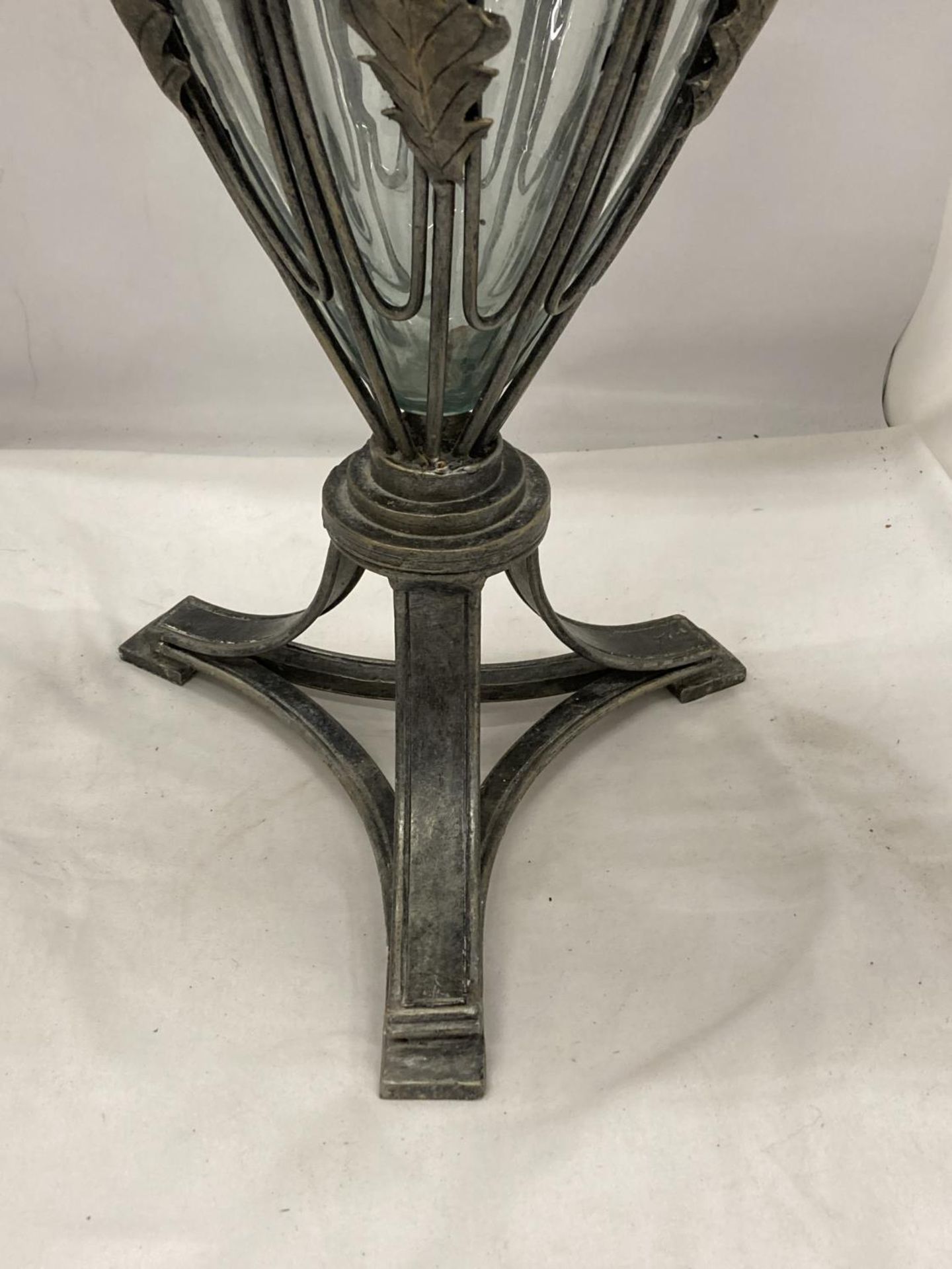 AN ART DECO STYLE VINTAGE GLASS VASE WITH PEWTER CAGE HEIGHT 54 CM - Image 3 of 4