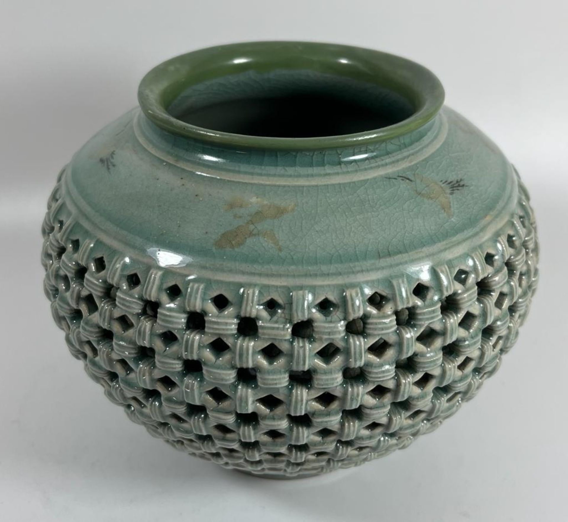A MID 20TH CENTURY CHINESE KOREAN EXPORT RETICULATED POT / VASE, SIGNED, HEIGHT 15 CM - Bild 3 aus 5
