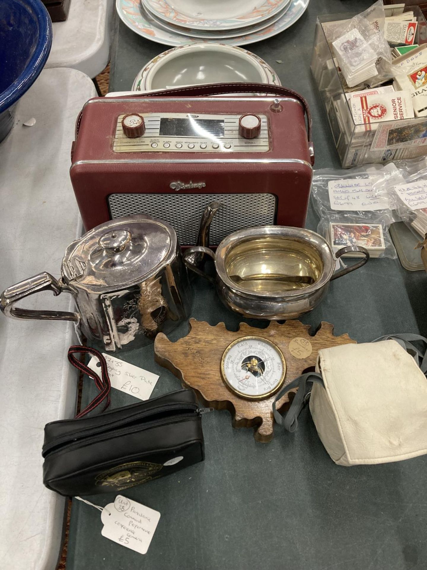A MIXED LOT TO INCLUDE A VINTAGE RADIO, SILVER PLATE TEAPOT AND SUGAR BOWL, KODAK "BROWNIE" VECTA