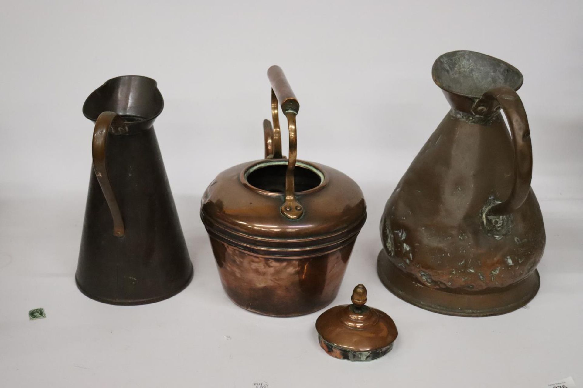 THREE VINTAGE COPPER ITEMS TO INCLUDE A GALLON JUG, SMALLER JUG AND A COPPER KETTLE - Image 5 of 5