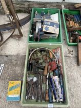 A LARGE ASSORTMENT OF VINTAGE HAND TOOLS TO INCLUDE BRACE DRILLS AND JIGS ETC