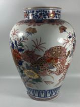 A JAPANESE 19TH CENTURY EDO PERIOD IMARI POTTERY VASE DEPICTING QILIN MYTHICAL BEASTS, HEIGHT 35CM