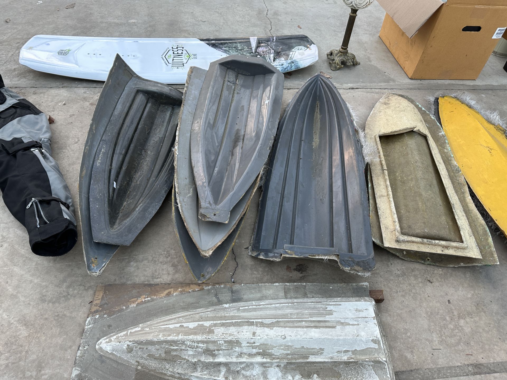 A LARGE ASSORTMENT OF VINTAGE FIBRE GLASS MODEL BOAT PARTS AND SPARES ETC - Image 4 of 4