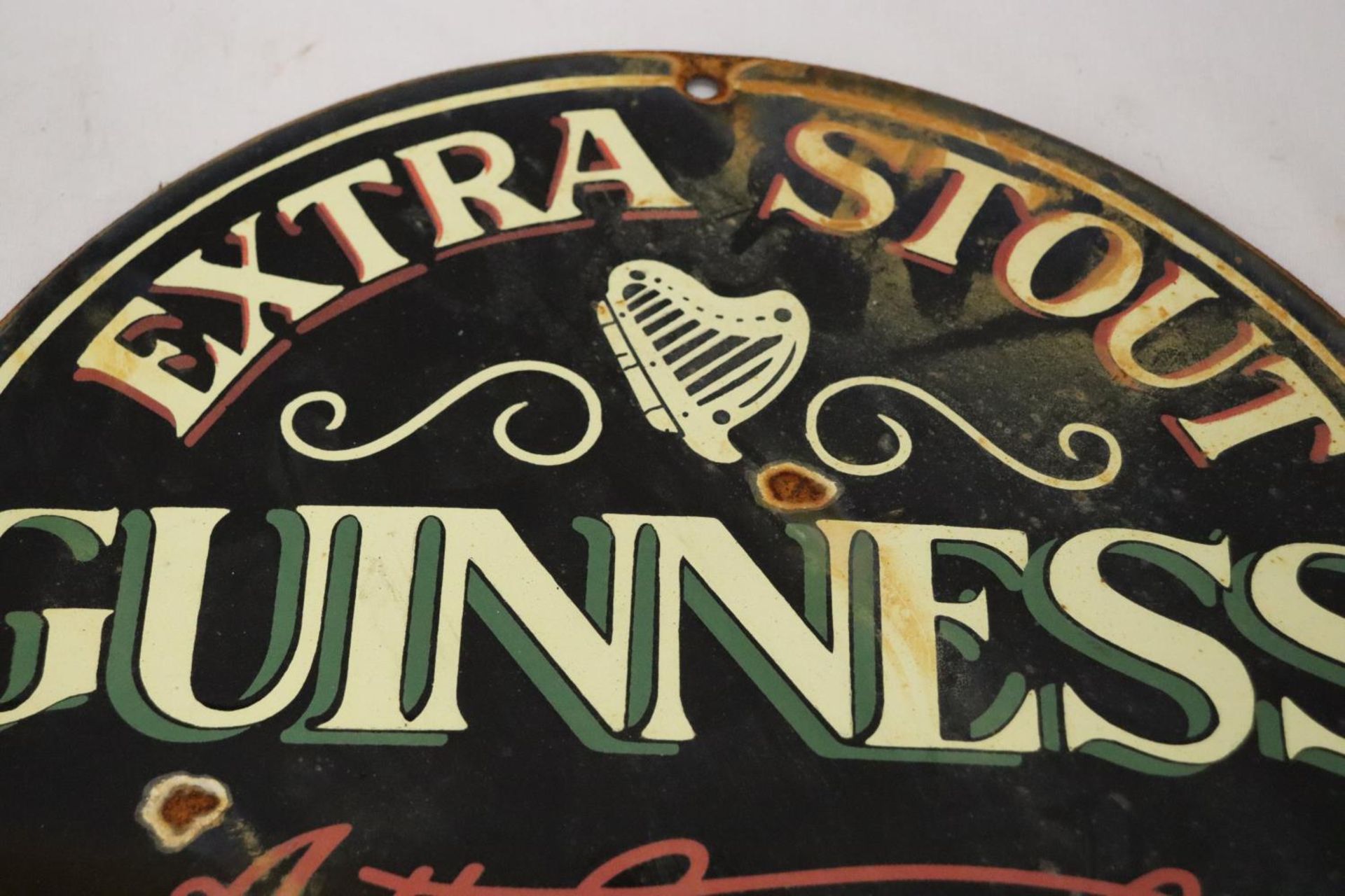 AN ENAMEL EXTRA STOUT GUINNESS CIRCULAR SIGN - Bild 2 aus 4