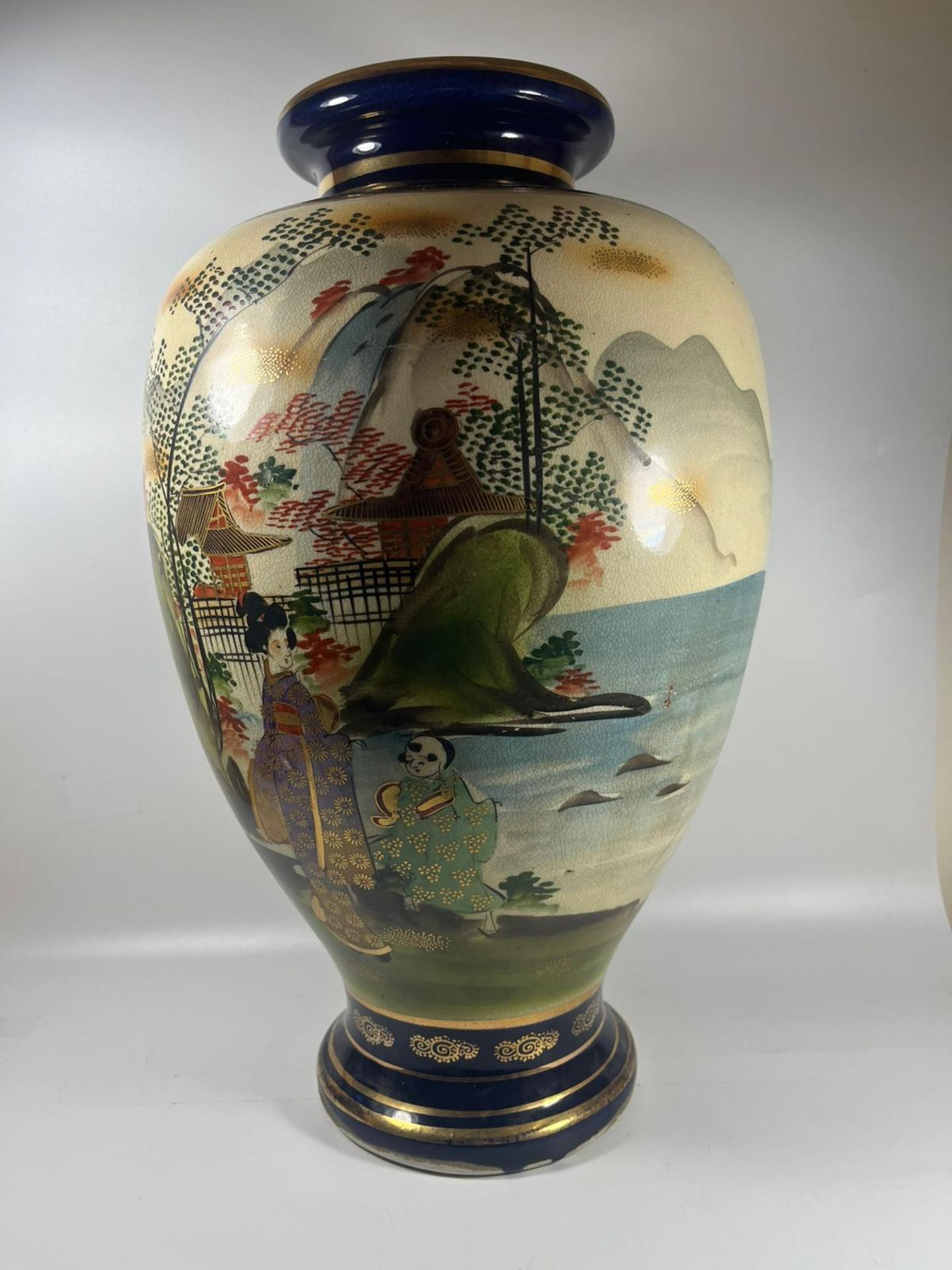 A HUGE ANTIQUE JAPANESE SATSUMA BALUSTER FORM VASE WITH HAND PAINTED FIGURAL SCENES WITH GILT BANDED - Bild 2 aus 9