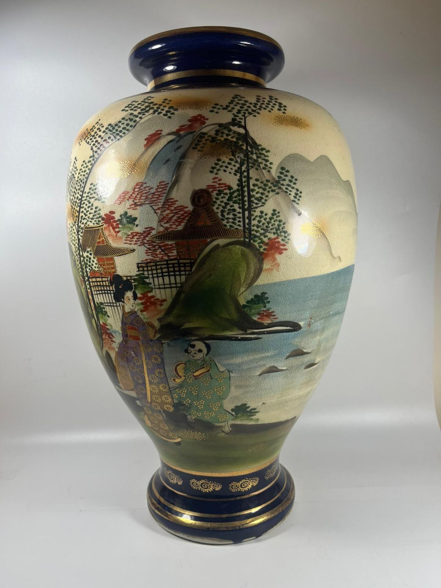 A HUGE ANTIQUE JAPANESE SATSUMA BALUSTER FORM VASE WITH HAND PAINTED FIGURAL SCENES WITH GILT BANDED - Image 2 of 9