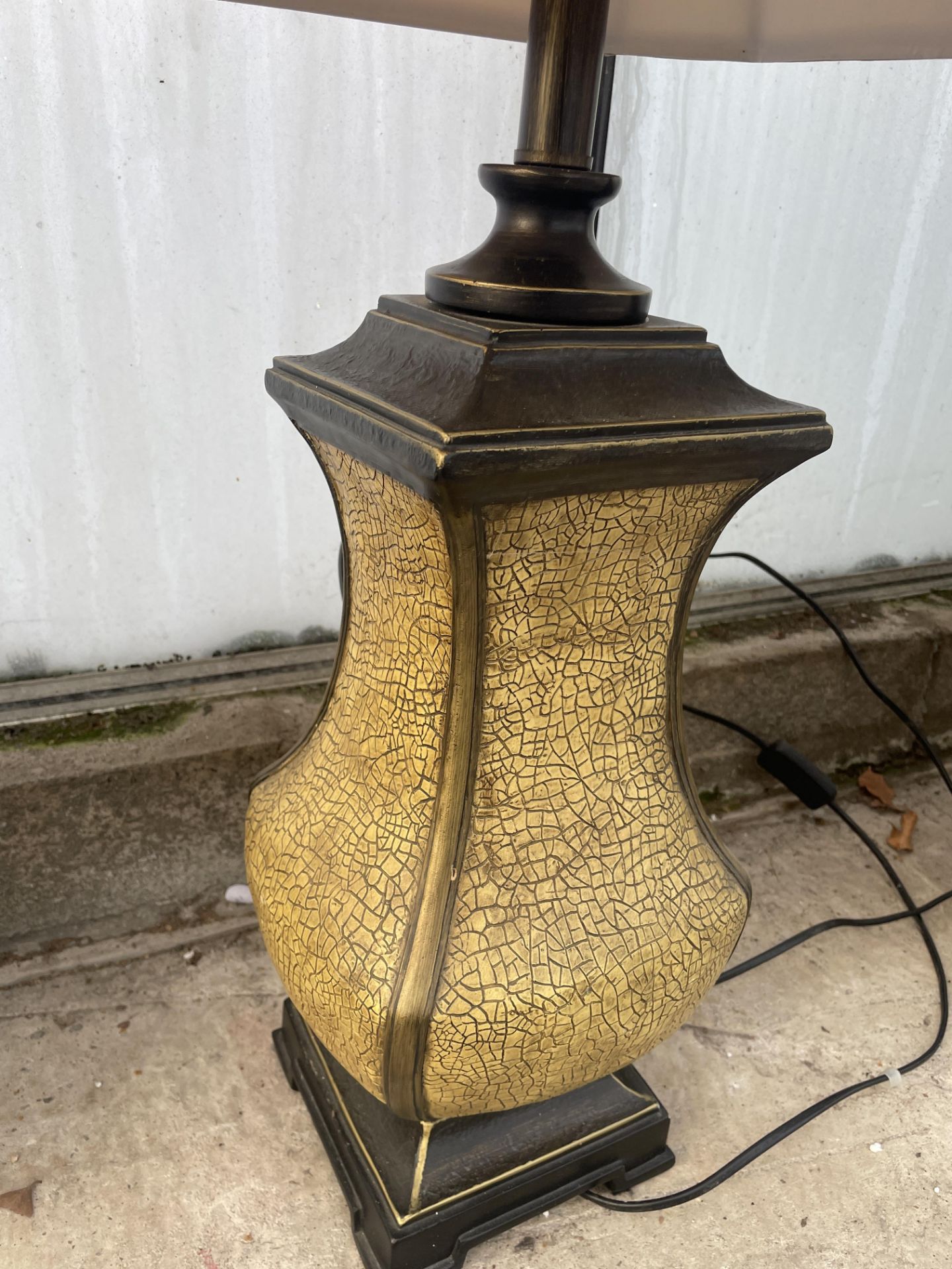 A DECORATIVE TABLE LAMP WITH SHADE - Bild 2 aus 2