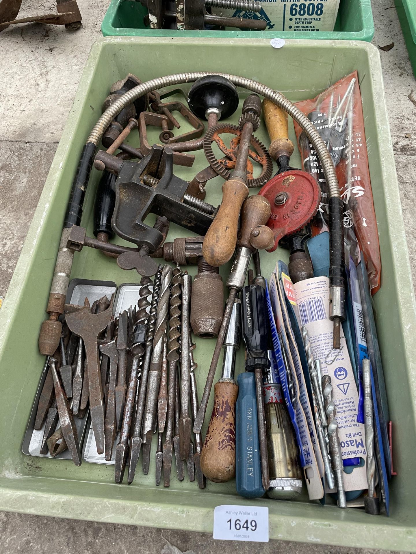 A LARGE ASSORTMENT OF VINTAGE HAND TOOLS TO INCLUDE BRACE DRILLS AND JIGS ETC - Bild 2 aus 6