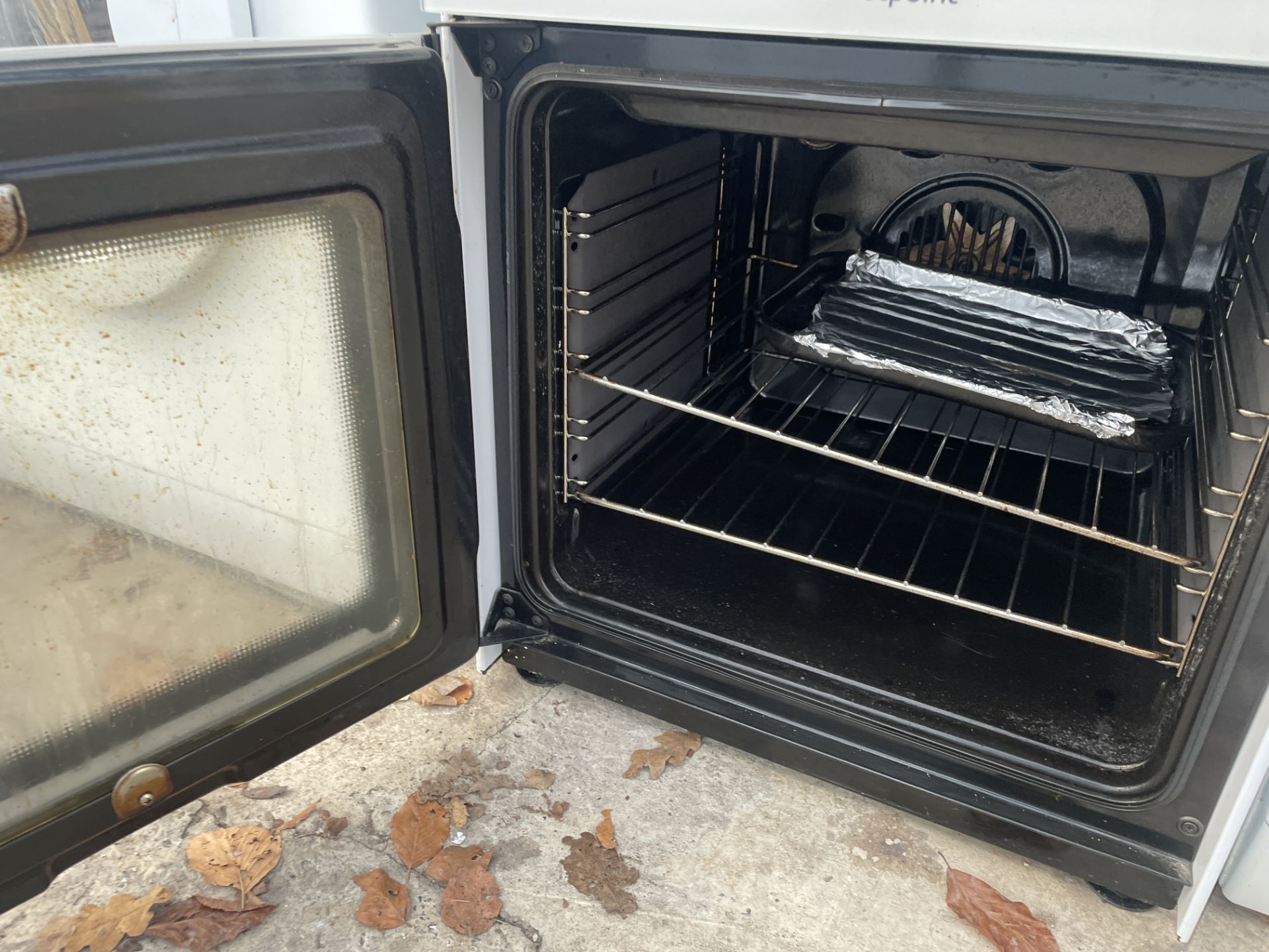 A BLACK AND WHITE HOTPOINT ELECTRIC FREESTANDING OVEN AND HOB - Image 5 of 5