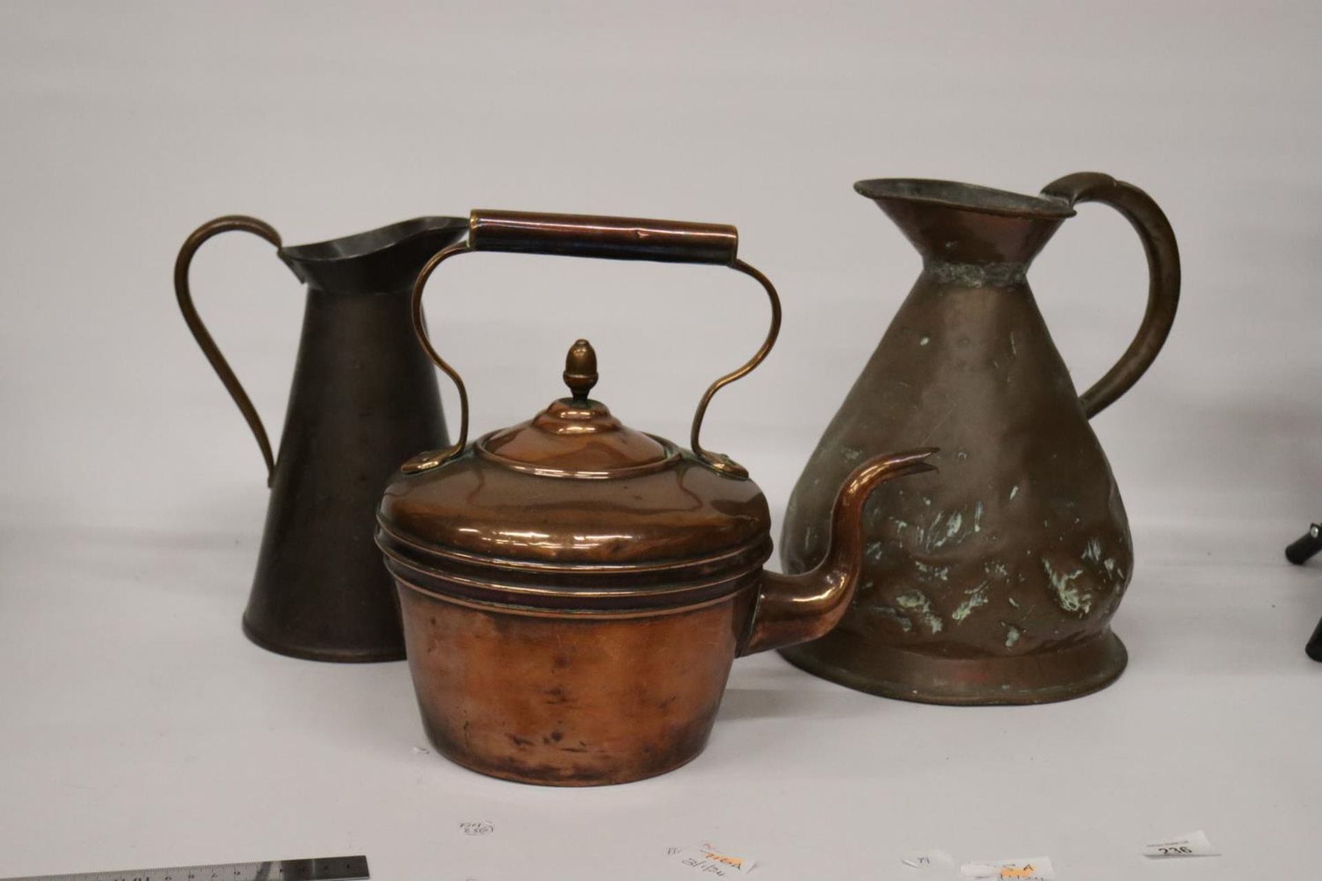 THREE VINTAGE COPPER ITEMS TO INCLUDE A GALLON JUG, SMALLER JUG AND A COPPER KETTLE - Image 2 of 5
