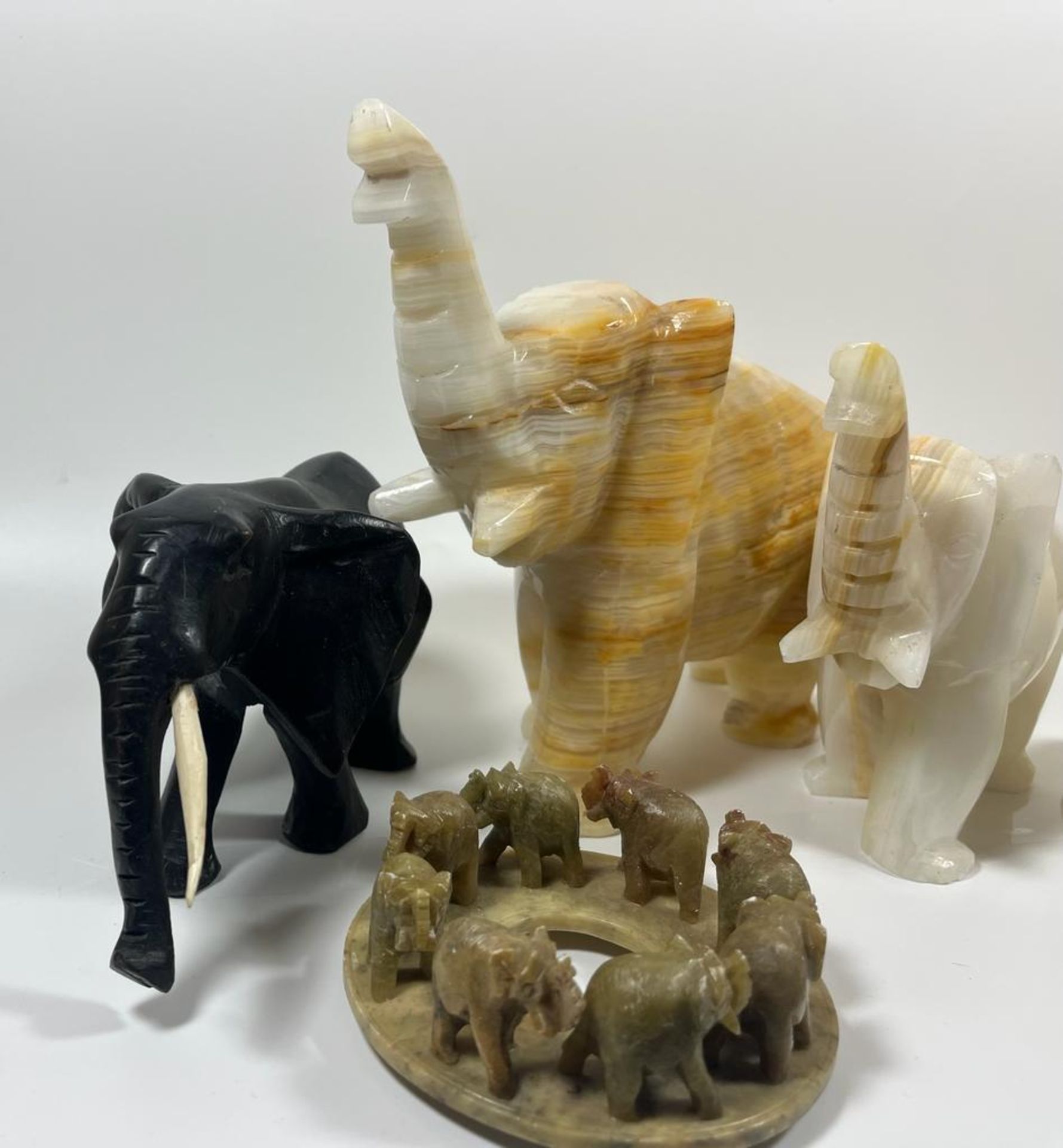 A COLLECTION OF HARDSTONE ELEPHANT FIGURES TO INCLUDE GROUP, SET OF FOUR, EBONY STYE AND LIDDED - Image 2 of 6