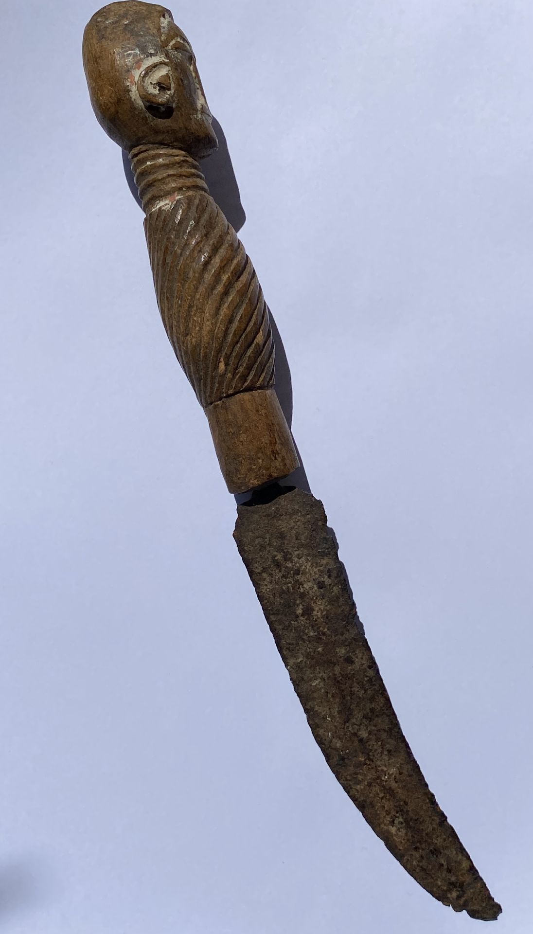 A VINTAGE AFRICAN TRIBAL CEREMONIAL DAGGER WITH CARVED WOODEN HANDLE WITH FACE DESIGN, LENGTH 28 CM - Image 3 of 4