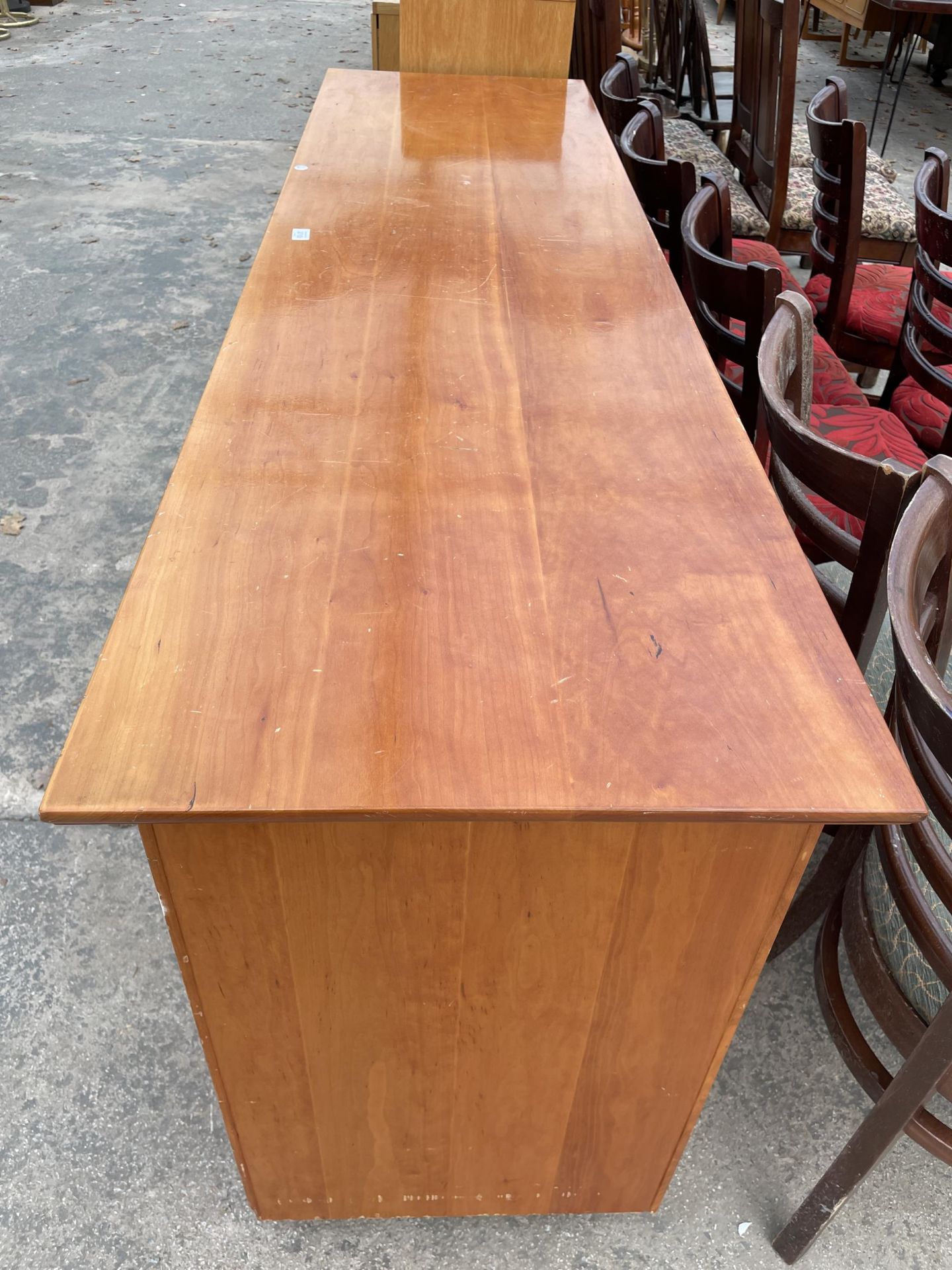 A MODERN HARDWOOD NICHOLAS G PEDLEY SIDEBOARD ENCLOSING FOUR DRAWERS AND FOUR CUPBOARDS, 75" WIDE - Image 3 of 5