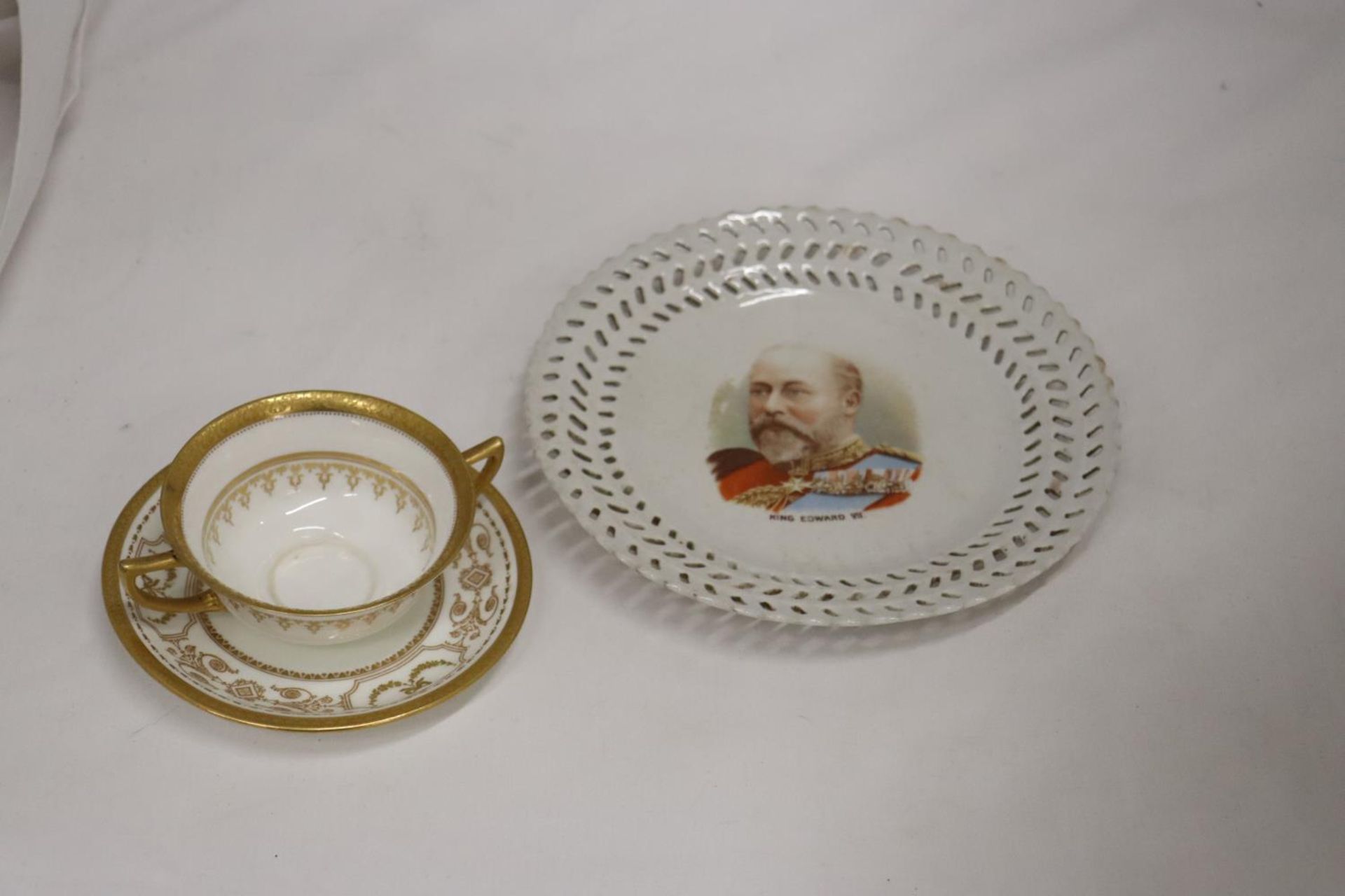 AN ANTIQUE ROYAL DOULTON GILT BOUILLION CUP AND SAUCER, PATTERN NO. HN4522 TOGETHER WITH AN EDWARD