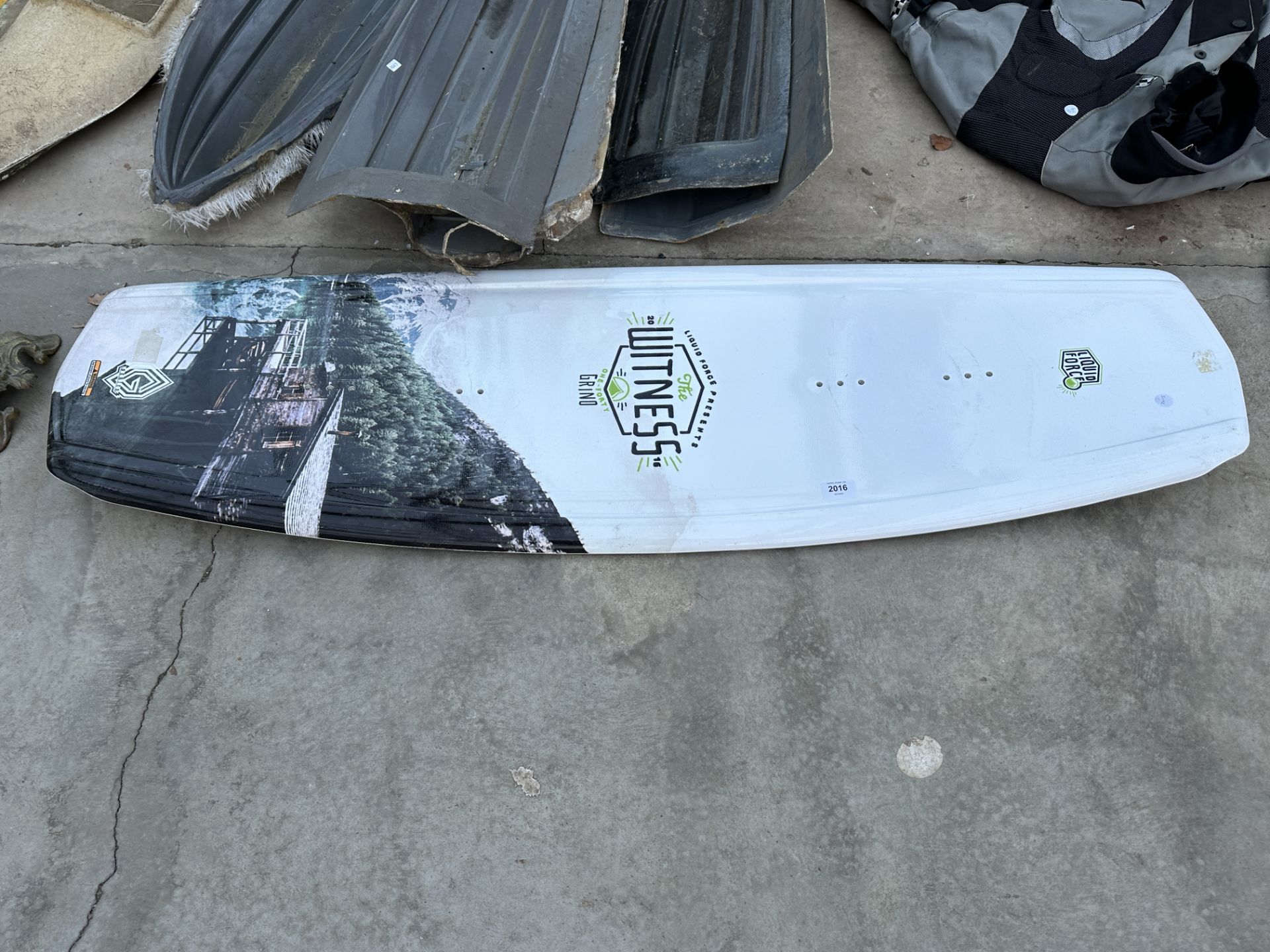 A LIQUID FORCE SNOWBOARD