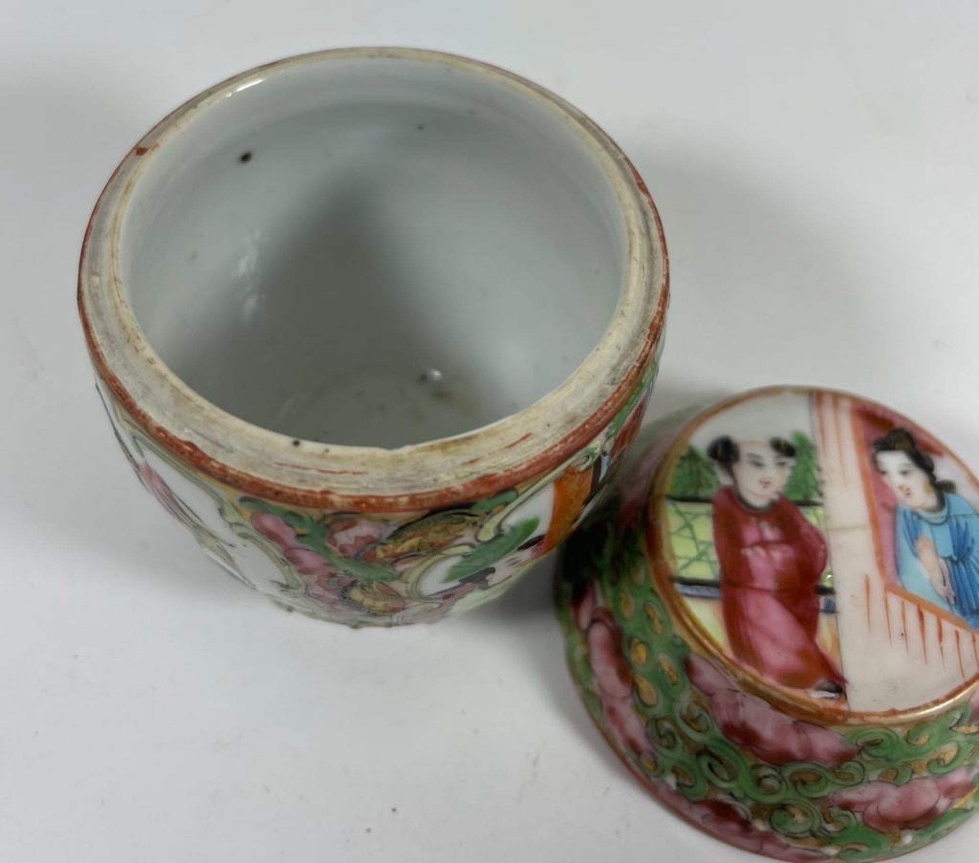 A 19TH CENTURY CHINESE CANTON FAMILLE ROSE MINIATURE LIDDED POT, LID A/F, HEIGHT 7.5 CM - Image 2 of 5