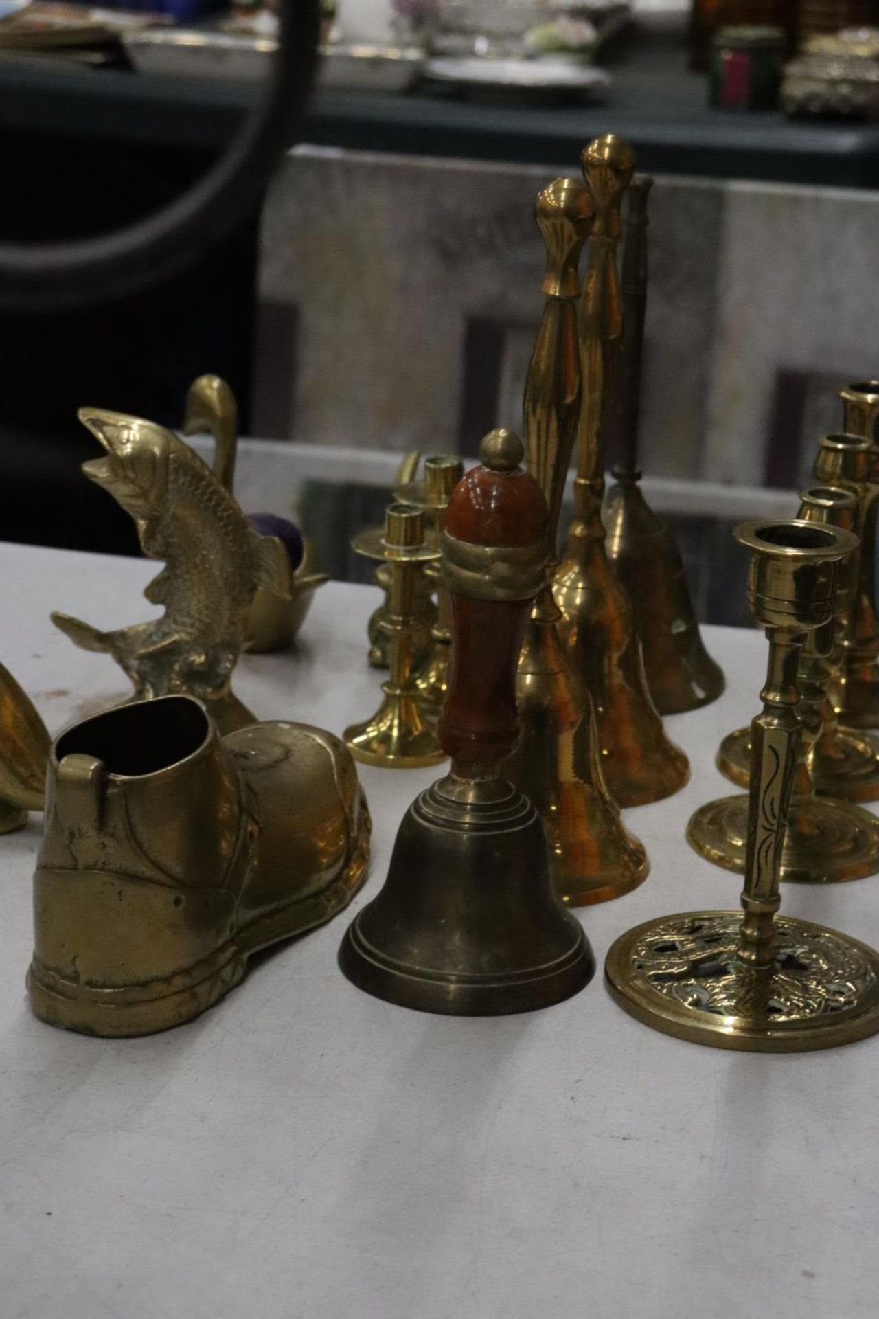 A QUANTITY OF BRASSWARE TO INCLUDE FOUR BELLS, SWAN PIN CUSHION, CANDLESTICKS, ETC., - Bild 5 aus 6