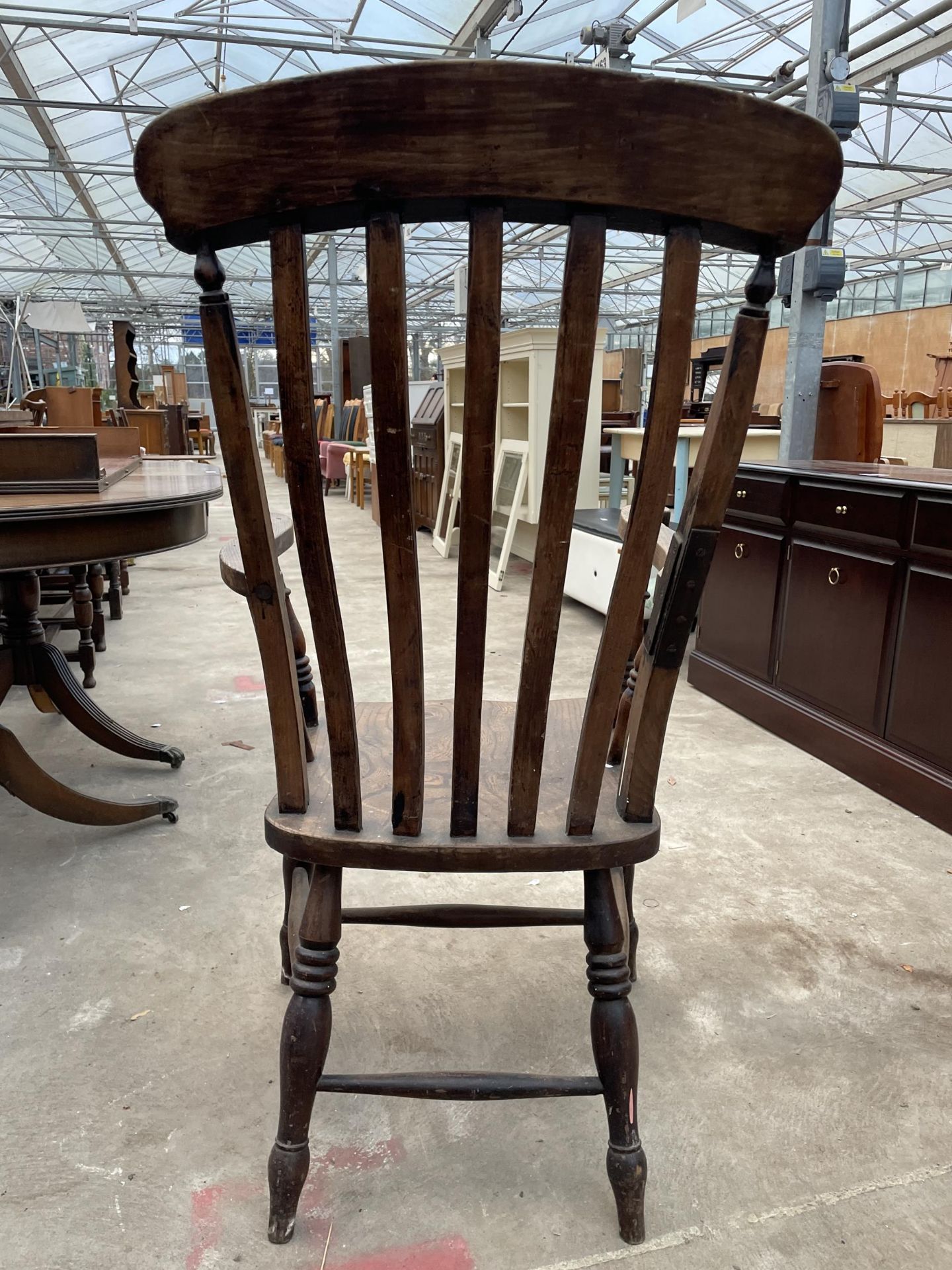 A VICTORIAN ELM AND BEECH LATH BACK FARMHOUSE CHAIR - Image 3 of 5