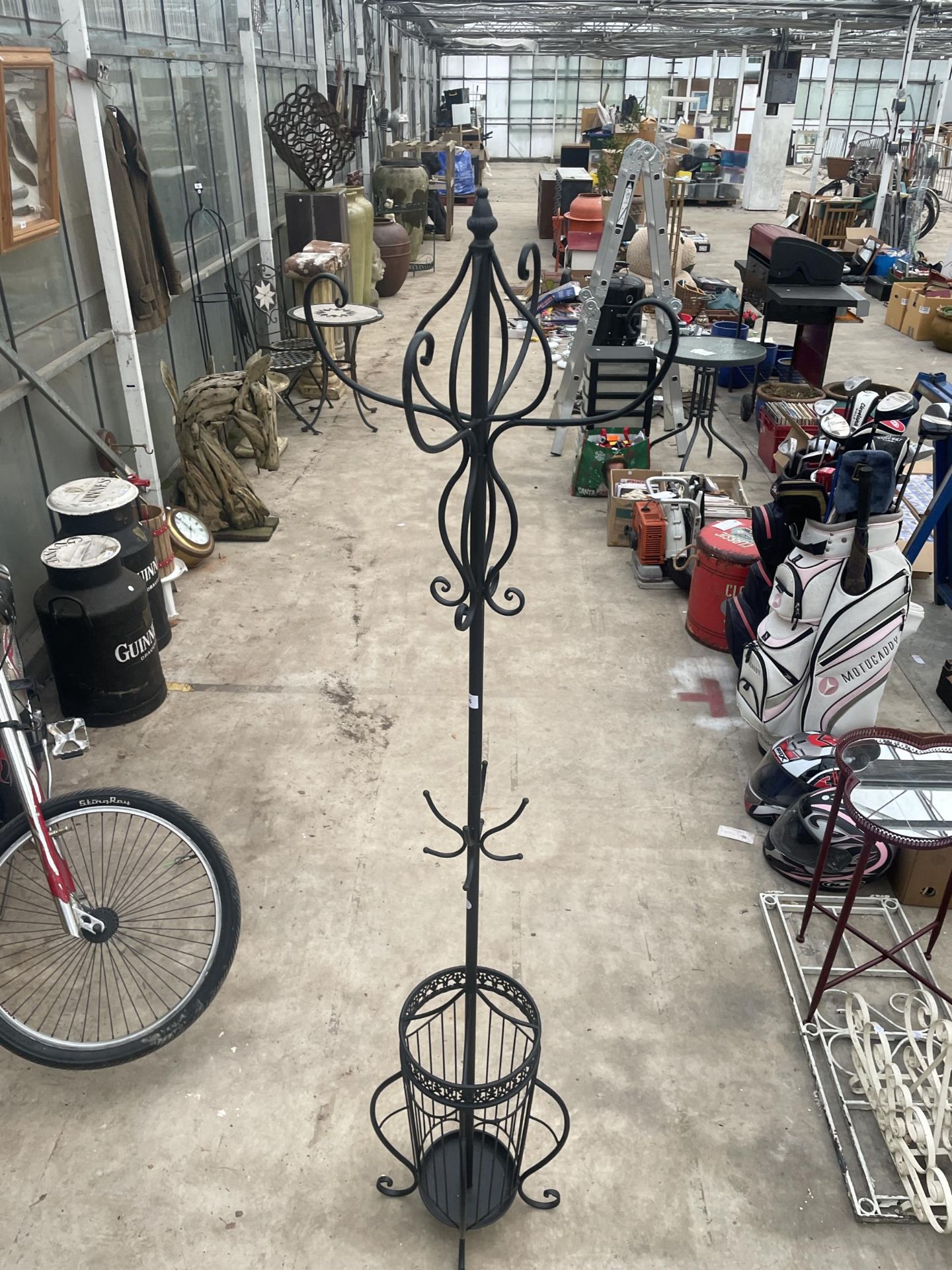 A TALL DECORATIVE METAL COAT, HAT AND STICK STAND (H:184CM)