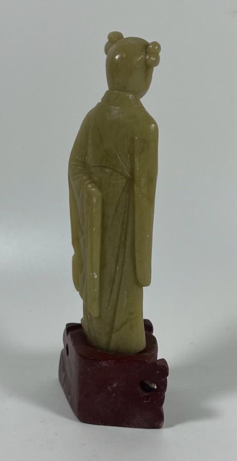 A VINTAGE CHINESE JADE TYPE HARDSTONE IMMORTAL FIGURE ON RED MARBLE BASE, HEIGHT 15CM - Image 2 of 4