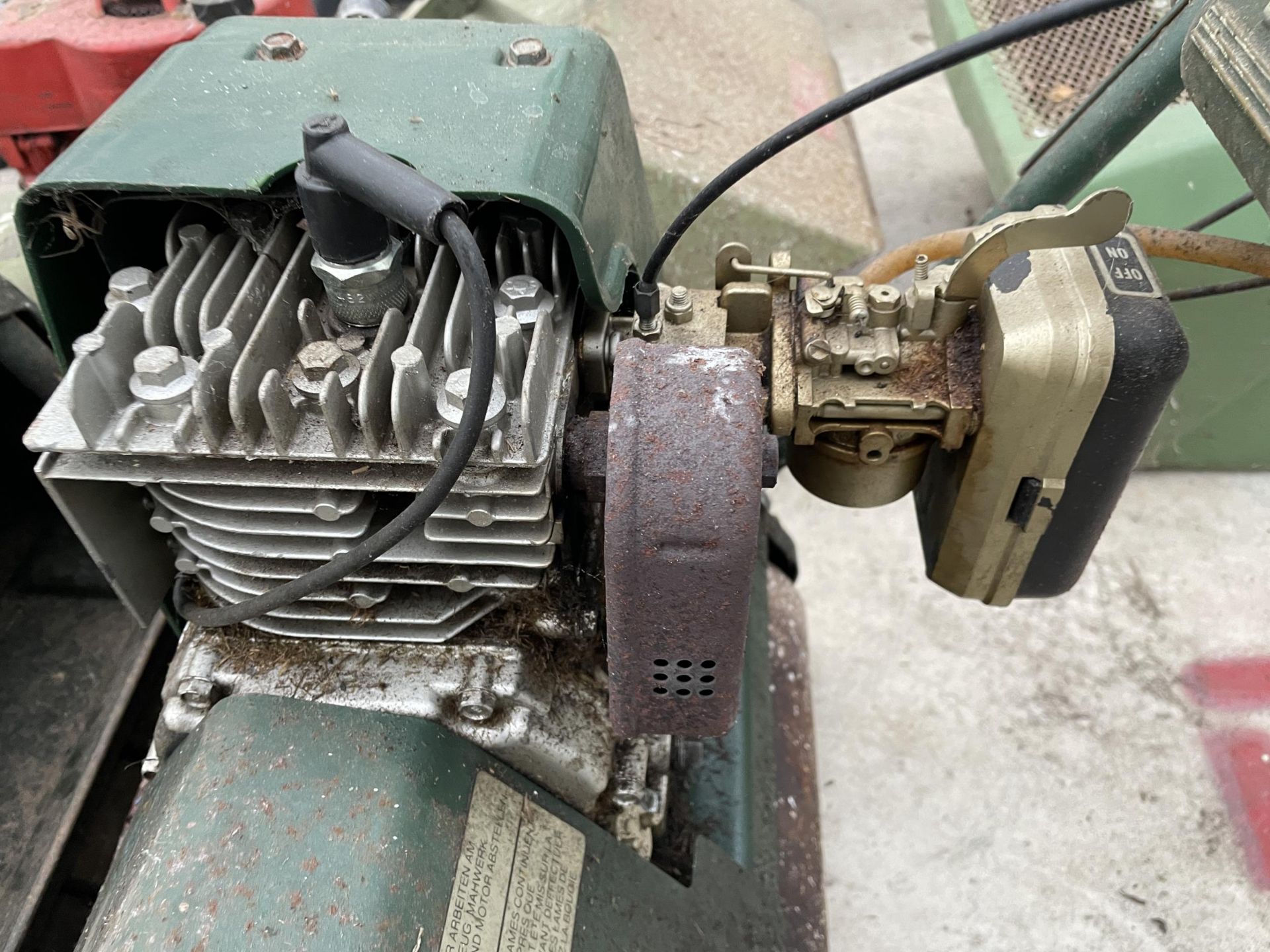 AN ATCO COMMODORE B14 CYLINDER MOWER WITH GRASS BOX - Image 3 of 5